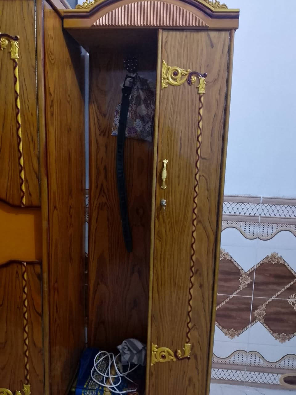 سلام عليكم غرفة نوم البيع  السعر 500وبيهة مجال العنوان الخالص حي المشتبئ تلفون ***********
