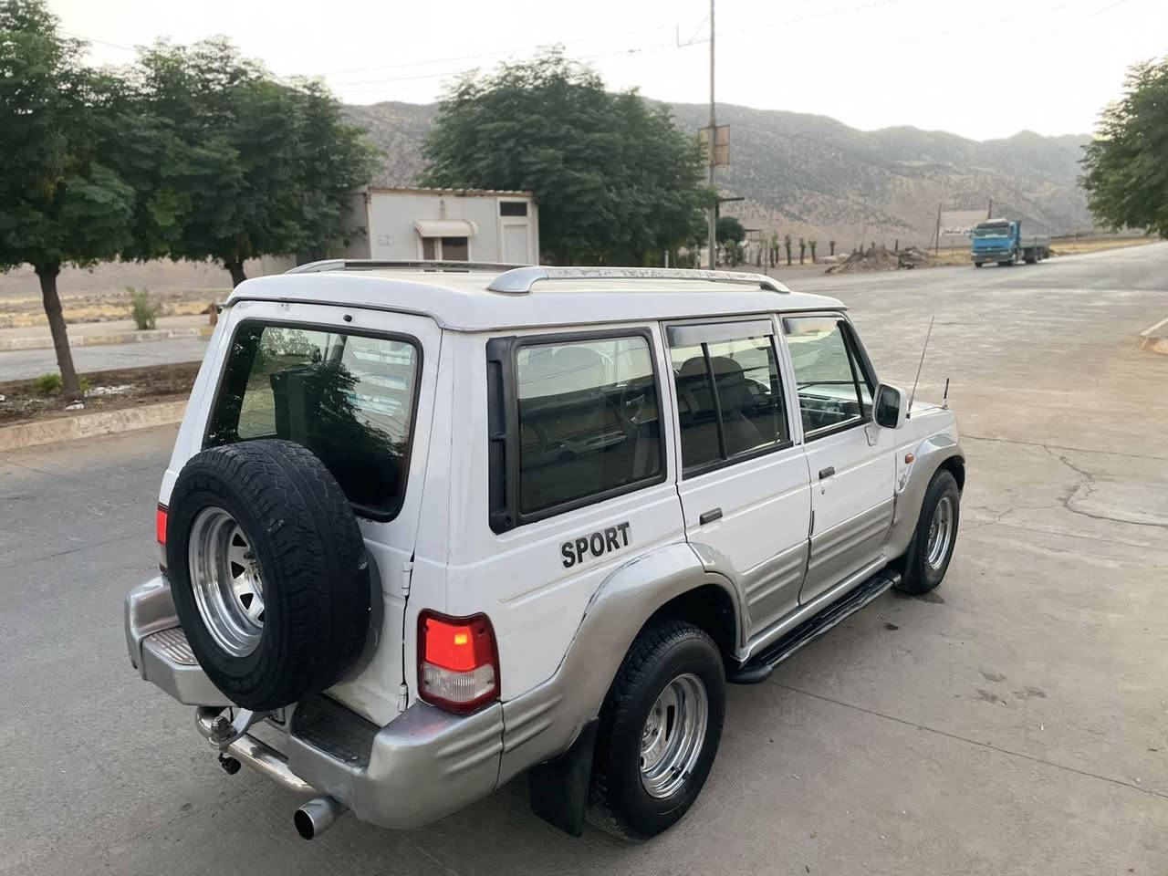 گالوبەر مۆدیل V6 2002ئاڕم سۆران گێڕو مەکینەو ئکسل توندوتۆڵی بەشەرت کارەبای کامل ئیش دەکات دەعم ولێدراوی نیە بۆیاغی زۆر کەمە وەرگەڕان بەشەرت خایس ڕزیوی وشانسی بەشەرت چوارتایەو ویلی شازی بۆبەستراوە .ماشاءاللە دەشبول وبەردەرگاوو ناوی لۆک ماوەتەوە  تەنها 19گەڵا شوین دەوروبەری ڕانیە ***********فایبەر واتساب رانية, السليمانية
