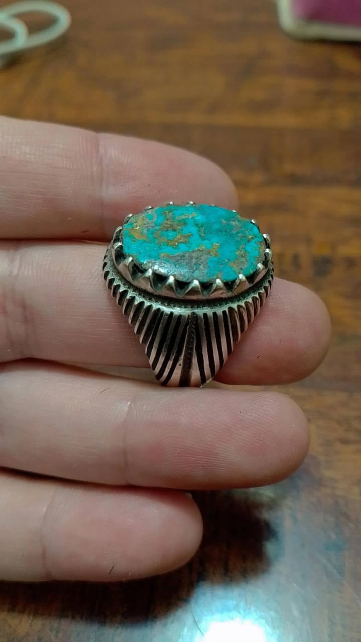 💍 محبس فيروز نيشابوري طبيعي
صياغة يدوية، قطعة فخمة ومميزة ✨
📍 الرميثة | 📞 ***********
