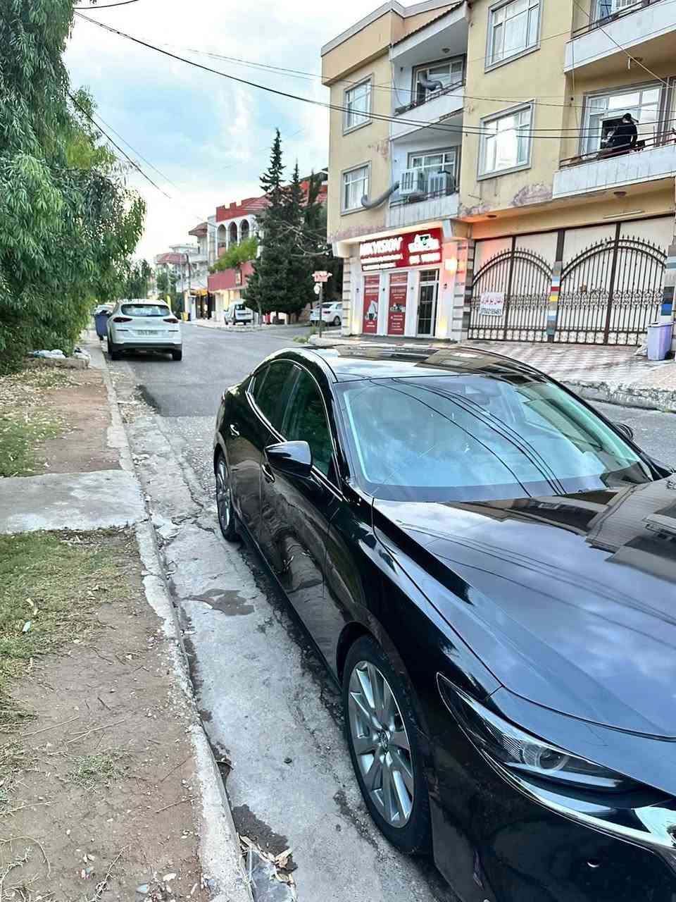 💥 للبيع: مازدا 3 سيدان موديل 2023 (Mazda 3 2.5 S Select) 💥
​المحرك: 4 سلندر بسعة 2.5 لتر (SkyActiv-G) - محرك قوي واقتصادي جداً
​كير أوتوماتيك (تبترونيك) مع وضعية القيادة الرياضية (Sport Mode)
​اللون الخارجي: أسود ملكي
​الداخلية: جلد أسود بحالة ممتازة جداً
​رقم الشاصي (VIN): 3MZBPABM0PM373814
​المميزات والتجهيزات:
​📱 الشاشة: شاشة وسطية تدعم نظام Apple CarPlay و Android Auto.
​🎛 التحكم: ماوس تحكم مركزي (Commander Control) + ستيرن فول تحكم جهتين.
​🅿️ البريك : هاند بريك إلكتروني (Electronic Parking Brake) مع نظام أوتو هولد (Auto Hold).
​🔑 التشغيل: بصمة تشغيل (Push Button Start).
​💡 الإضاءة: إضاءة LED أمامية وخلفية بتصميم حديث.
​🛞 ويل  ألمنيوم أصلية .
​❄️ تبريد ممتاز .
​🛡 الأمان: أنظمة أمان متطورة (أنظمة ثبات وتنبيه).
​🛣 مشايه ٦٧ الف كم 
الضرر : فقط بونيد تبديل 
​📍 المكان / المحافظة:  دهوك
​💰 السعر المطلوب: 123 ورقة مجال بسيط

***********
