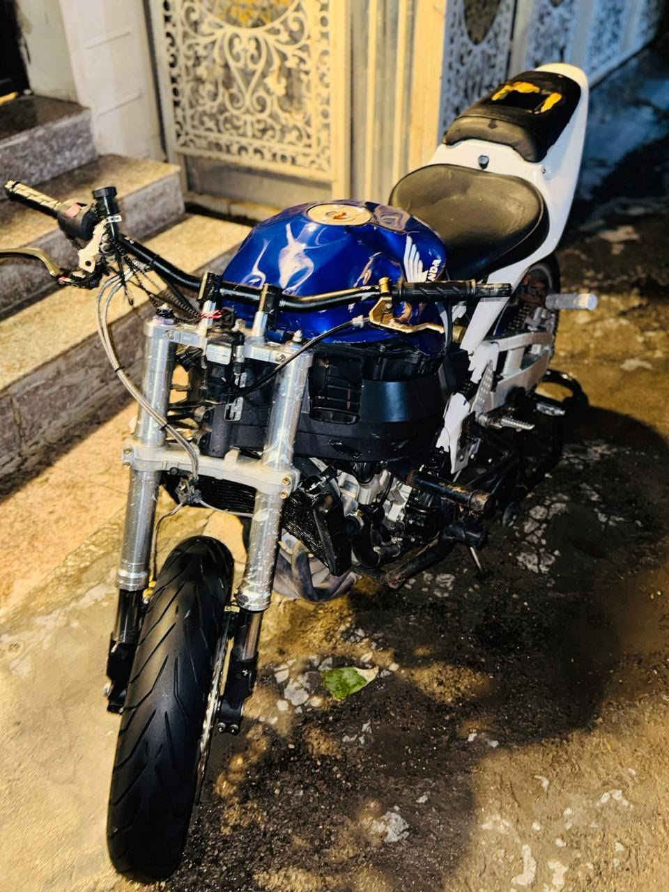 دراجه بطح CBR 954 RR امزوده مال لعب ما بيها عيب بس نضوح وما اعرف وين سعرها مليونين وبيها مجال ***********

