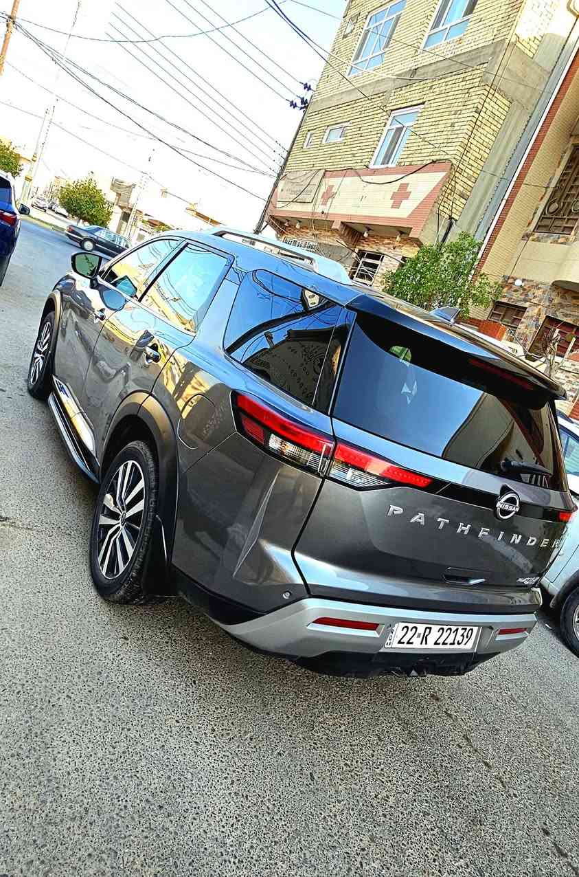 نيسان باتفندر 2022 - فئة بلاتينيوم (Nissan Pathfinder Platinum 2022)
للبيع سيارة نيسان باتفندر موديل 2022 بحالة ممتازة جداً، أعلى فئة بالكامل (بلاتينيوم Platinum 4WD).
​⚙️ المحرك :
• ​المحرك: 6 سلندر V6 بسعة 3.5 ليتر بقوة 284 حصان.
• ​ناقل الحركة : أوتوماتيك من 9 سرعات (9-Speed Automatic).
• ​نظام الدفع: دفع رباعي ذكي (Intelligent 4WD) مع وضعيات قيادة متعددة (7 Drive & Terrain Modes: رمل، ثلج، صخور، أوضاع اقتصادية ورياضية، وسحب).
​💎 المواصفات الخارجية:
• ​إضاءة كاملة LED (مصابيح أمامية، خلفية، وكشافات ضباب LED).
• ​فتحة سقف بانورامية (Panoramic Moonroof).
• ​ (الويل) المنيوم قياس 20 إنش بتصميم بلاتينيوم المميز.
• ​باب خلفي كهربائي يعمل بالقدم (Hands-Free Motion-Activated Liftgate).
• ​مرايا جانبية كهربائية قابلة للطي أوتوماتيكياً مع إشارات ودعم كشف النقاط السوداء.
​🛋️ المواصفات الداخلية :
• ​الفرش: جلد فاخر (Semi-Aniline Leather) بتطريز بلاتينيوم.
•  ​الراshapes المقاعد: مقاعد أمامية كهربائية مع نظام تبريد وتدفئة. 
• ​ذاكرة للمقاعد: نظام ذاكرة لمقعد السائق والمرايا (Memory Seat System).
•  ​المقاعد الخلفية: نظام كابتن تشير (Captain’s Chairs) للصف الثاني مع تدفئة خاصة للمقاعد وقونسول وسطي قابل للإزالة، مع سهولة الوصول للصف الثالث (EZ FLEX System). 
• ​المقود: جلد مزود بنظام تدفئة وأزرار تحكم كاملة.
• ​التكييف: نظام تكييف أوتوماتيكي ثلاثي المناطق (Tri-Zone Climate Control).
​🖥️ :
• ​عدادات رقمية: شاشة عدادات رقمية بالكامل بحجم 12.3 إنش (Digital Dashboard).
•  ​شاشة العرض: شاشة وسطية لمسية بحجم 9 إنش تدعم Apple CarPlay (لاسلكي) و Android Auto. 
• ​بروجكتر جامة (Head-Up Display): عرض المعلومات والسرعة على الزجاج الأمامي.
•  ​النظام الصوتي: نظام صوتي فاخر من BOSE بـ 13 سماعة. 
• ​الشحن: شاحن وايرليس (شحن لاسلكي للهواتف) + منافذ USB متنوعة لجميع الصفوف.
​🛡️ أنظمة الأمان والمساعدة:
• ​نظام قيادة شبه ذاتي ProPILOT Assist with Navi-Link.
• ​كاميرات 360 درجة (Around View Monitor) مع أجهزة استشعار (حساسات) أمامي وخلفي.
• ​نظام التنبيه والنقطة الكوراء (Blind Spot Warning).
• ​نظام الحفاظ على المسار والتحذير من الخروج عنه (Lane Departure Warning).
• ​فرملة طوارئ أوتوماتيكية مع الكشف عن المشاة (Automatic Emergency Braking).
• ​نظام التنبيه من حركة المرور الخلفية (Rear Cross Traffic Alert).
​📝 تفاصيل إضافية:
• ​المسافة المقطوعة (الماشية): [ 30,000 ميل]
• ​حالة السيارة: [ حادث السيارة خلفي جاملغ صبغ والصندوق  مبدل
٠ حالة الايرباك : جميعها سليمه
 وكاله نفس اللون غير مصبوغ يعني قطعه صبغ وقطعة مبدله]
• رقم شاصي السيارة[5N1DR3DK8NC260264
     ]
• ​السعر المطلوب: [ 289$ مع مجال بسيط]
• رقم السيارة اربيل [ تحويل او وكالة ] 
​📞 للتواصل والاستفسار: [ *********** ]
