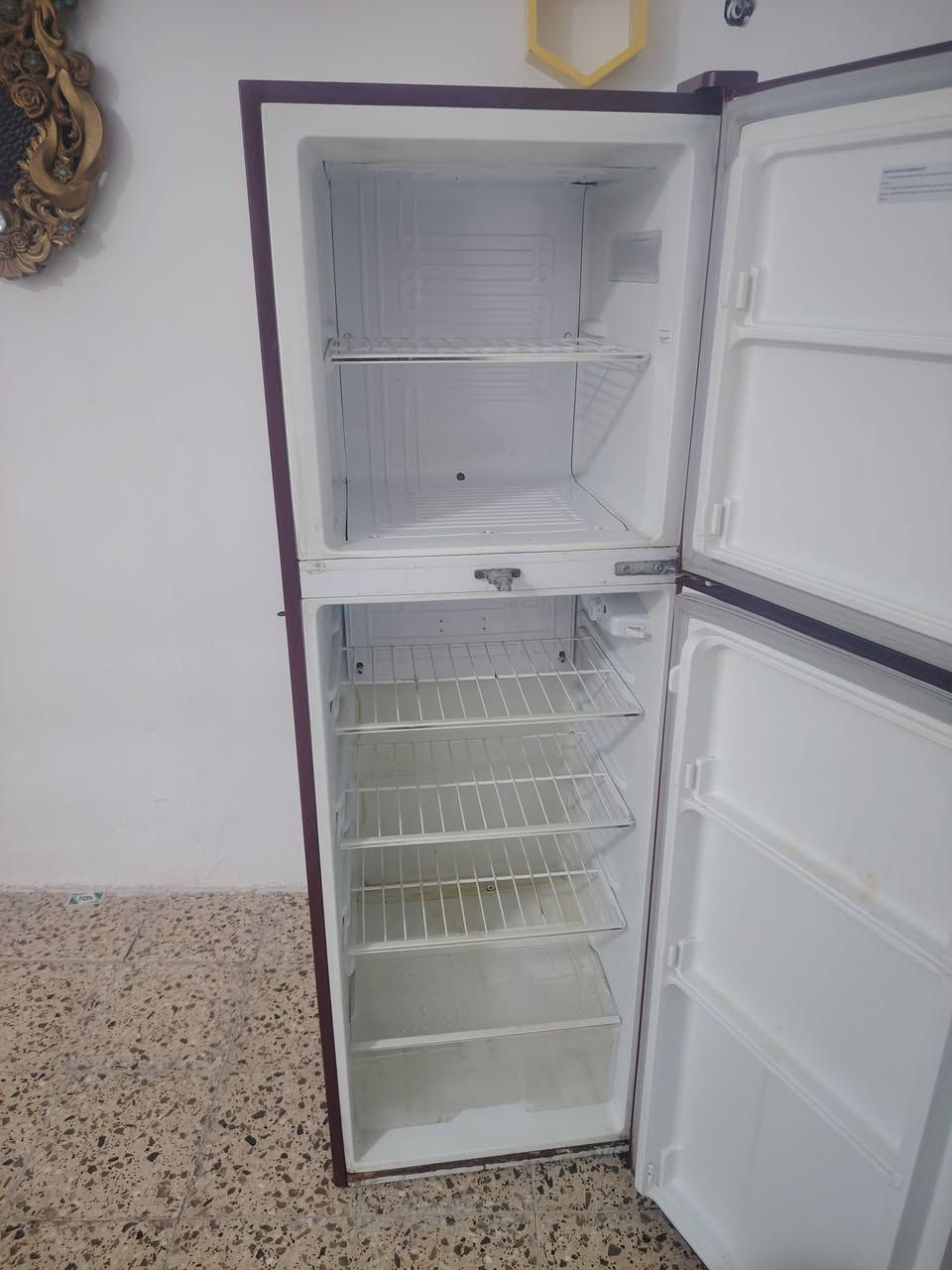 ثلاجة للبيع نظيفة مبدل بيها ماطور تبريدها ثلج فوك وجوة العنوان الغزالية سعرها 150 الف
***********
