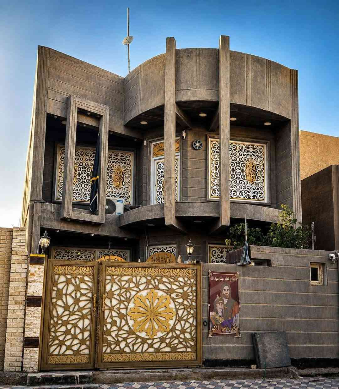 اللهم صل على محمد وآل محمد
🏡 دار للبيع
📍 العنوان: حي الجهاد شارع سيد حبيب الصافي بصف الركن 
📐 المساحة: 150 متر
↔️ الواجهة: 7  ونص متر
↕️ النزال: 20 متر
يقع على شارع بعرض 12 متر مع خدمات متكامله 
سنة البناء:  2021
✨ البيت كونكريت طابقين | بناء حديث 
مواد البناء : درجه ممتازه
🔹 يحتوي على:
🛏️ 3 غرف نوم
🛋️ 2 صالة
🪑 استقبال 
🍽️ مطبخ
🚿 مجاميع صحية داخلية عدد 2
🚻 مجموعة صحية خارجية عدد 1
طارمه ٥ ونص مع حديقه صغيره
#أنابيب المياه والمجاري من شركة راك الألمانيه المعروفه 
#الكهربائيات من شركة نيكست لايت مع الضمان 
#البورسلاين ألواح اسباني من شركة ايتاكا 
الدرج مرمر شركة اوناكس
الشبابيك حديد تركي
ال pvc    سراي التركي
حديد الصب (الشيش) أوكراني
الطابوق جمهوري
المعرفه السعر اذكر بالتعليقات اللهم صل على محمد وآل محمد 
يوصلك السعر 
او مراسلة الصفحة او على الأرقام الموجوده
***********
***********

