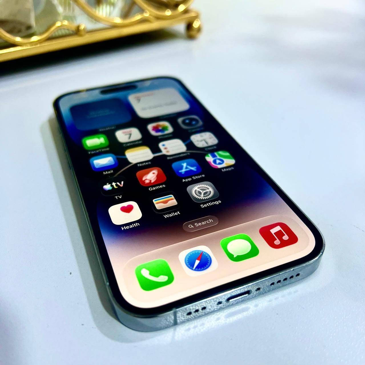 ١٤برو فقط برو ذاكر ٢٥٦ دبل خط جهاز تقريبن جديد نظافه ١٠٠ ٪ بطاريه ٩٠مشحون ٢٩٠مره فحص حاسبه وتر بروف سعر ٧٢٥ توصيل موجود كل محافضات *********** بصره حي الاصدقاء
