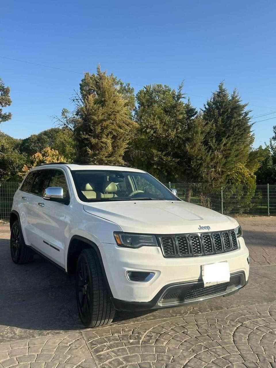 سم الله الرحمن الرحيم

كراند شيروكي jeep 
موديل :- ٢٠١٧
وارد:- كندي 
داخل اصفر 
كشن كهربائي 
كشن خزن 
كشن جلد 
كشنات تبريد و هيتر 
تبريد مركزي 
شاشة كبير 
عداد ديجتال 
ستيرن كهربائي 
صندوق شفت 
بانوراما كبير 
حساسات و رادار 
تحديث سرعة 
ثلاثة مود (eco-normal-sport)
بعد هوايه مواصفات

Jeep گراند شیرۆکی clean
مۆدێل:- 2017
وارد:- کەنەدی زەمان 
ناو زەرد مەرغوب 
کشن کارەبای 
نیزامی کشن خەزن 
کشن جلد 
هەر چوار کشن سارد و گەرم 
تەبرید مەرکەزی 
شاشە گەورە + گێچ ئەلیکترۆنی 
سوکان کارەبای 
سندوق شەفت 
جام ئۆتۆ
پانۆراما + پەردە 
حەساس پێش و پشت و رادار
کۆنترۆلی خێرای 
سێ جۆر مۆدی لێخورین (Eco-Normal-Sport)
زۆر مواسەفاتی تر

*********** واتساب 
*********** واتساب
سعر 19,500$ أربيل, العراق
