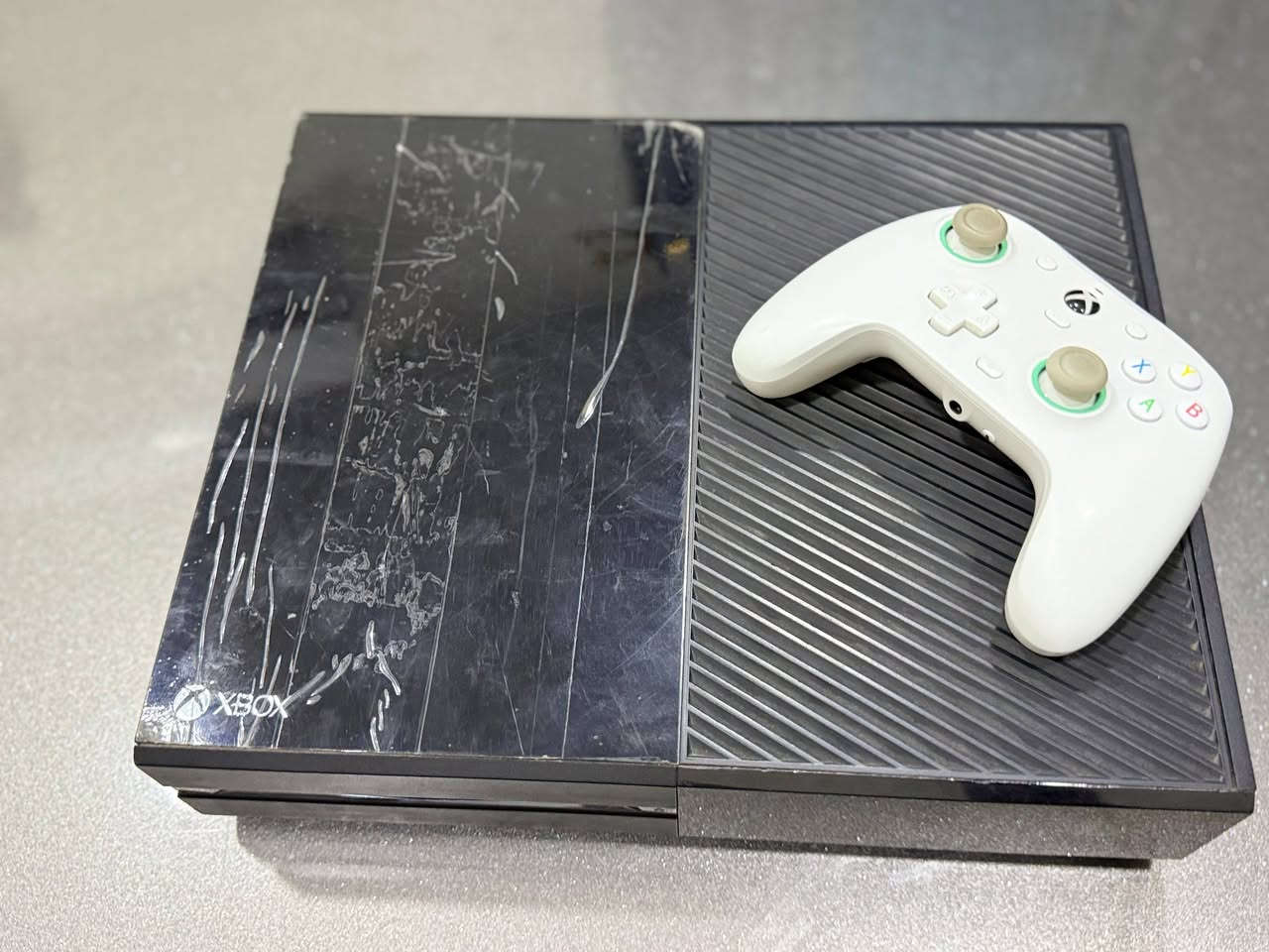 XBOX One fat للبيع
مع جويستك جيم سير احترافي وحساب جيم باس باقي شهر 
شغال 100% 
تواصل واتساب فقط ***********
