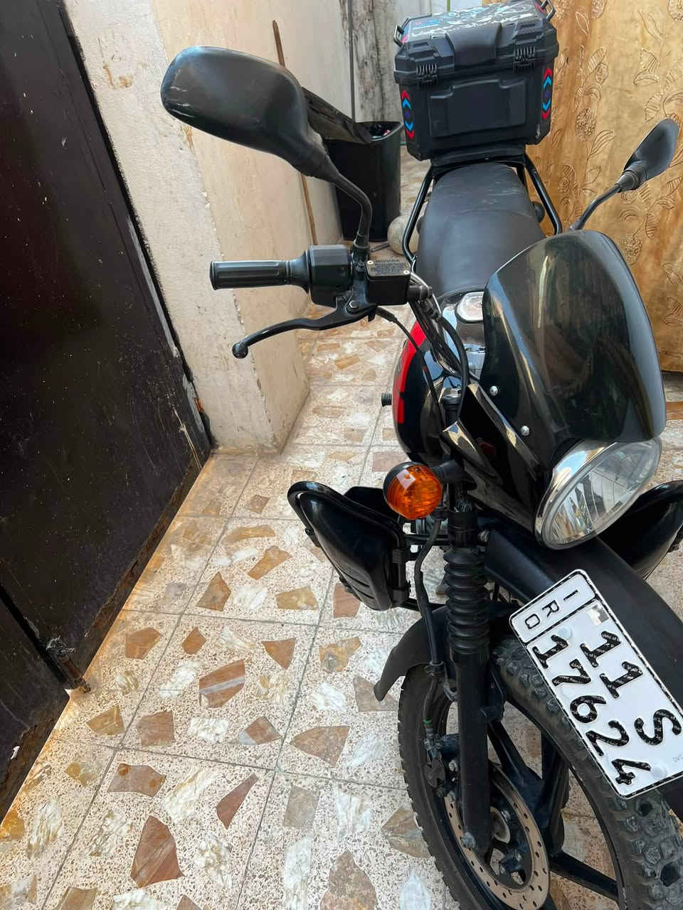 دراجه بوكسر جبلي موديل 2023
دراجه استخدام شخصي ممشتغله بل شارع 

دراجه نضيفه كهرباياتها كامله مابيها اي نقص كبل للشارع

سلف هند مكينه ناعمه السعر 2500 بيها مجال بسيط *********** مكاني ثعالبه دراجه بسمي هزه جديده تحويل ثاني يوم
