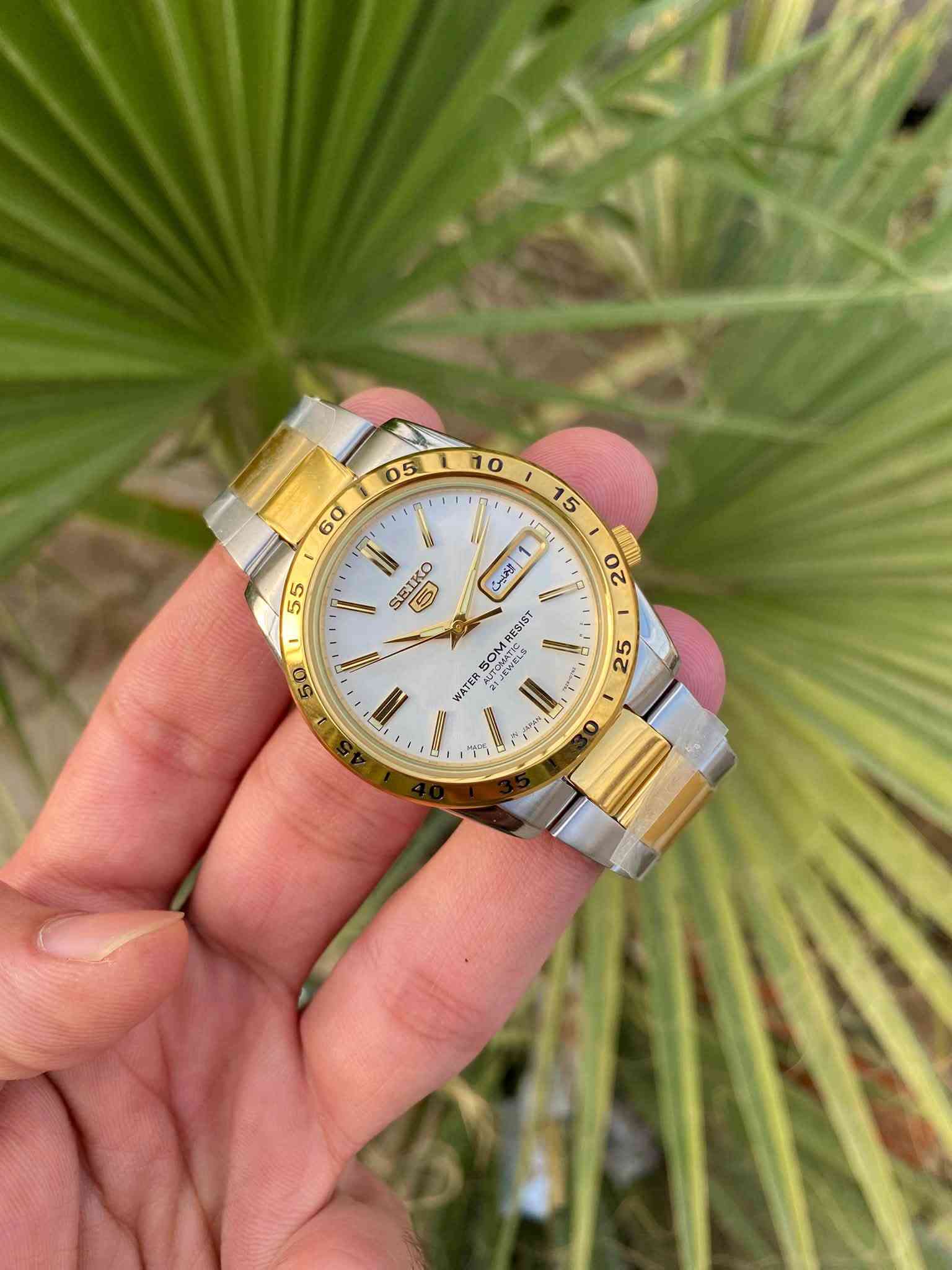 Seiko 5 Stainless Steel White Dial 21 Jewels Automatic SNKE04J1 Unisex Watch 50M

#سيكو 5 ياباني آصلي وكالة انتاج مقطوع  

▪️رقم الموديل  SNKE04K1
▪️اوتو ماتك 21حجر
▪️ارقام وعقارب مضيئة 
▪️كامل المرفقات جديد لم يستخدم 
▪️نافذه عرض التاريخ والأيام عربي 
▪️مقاومة الماء حتى 50 متر 
▪️يوجد توصيل 🚚 

متوفر اكثر من 300 ساعه
خدمة صيانة الساعات الاصليه فقط 
📍البصره ناحية المصطفى قرب جامع النور 
لطفى للجاد في الشراء فقط 
الاستفسار او واتساب
***********

نص مكتوب في الصور:
- اقتصاص