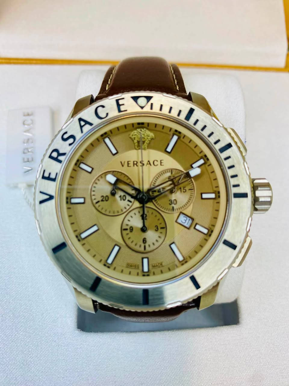 🔥🔥 لأصحاب الذوق الراقي… هاي الساعة غير! 🔥🔥
⌚ VERSACE رجالية فخمة
ستايل أنيق، حجم مميز، وتفاصيل تخليها تبرز على المعصم 👌✨

💎 مواصفاتها:
🤎 سير جلد قهوائي
✨ مينا بيجي بتفاصيل ذهبية
📏 قطر 48 ملم
⏱️ كرونوغراف
📅 نافذة تاريخ Date
⌚ Double Time
⏱️ سنتر ثواني منفصل
💎 زجاج Sapphire مقاوم للخدوش
🔩 ستانلس ستيل بالكامل
💧 مقاومة للماء

🔥 ساعة تنطي فخامة وحضور قوي باليد
🎁 تنفع إلك أو هدية مرتبة لشخص عزيز عليك.

📲 للشراء والاستفسار راسلنا مباشرة:
واتساب / ماسنجر
***********

⚡ لا تتردد… إذا عجبتك راسلنا وخلي التفاصيل علينا!
📩 الطلب متوفر عبر المراسلة
