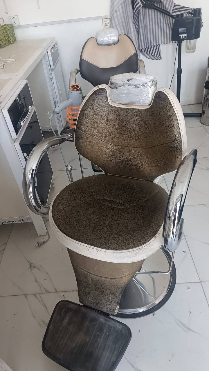 غراض حلاقه كامله كله جديد كراسي وميز و جهاز بغار و مغسلة و مسطبات و مروحهه جداريه و قاعده فير و مشر  خاولي أجهز محلك عله آخر حبايه تواصل عله رقم *********** وجام خان
