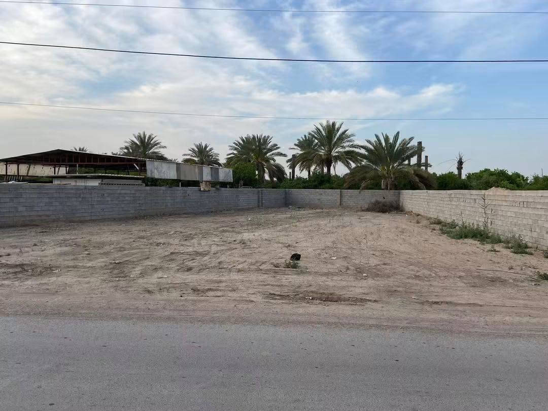 مساء الخير
قطعة ارض للايجار في شارع السكلات  على شارع مقابل سكلة هاشم الحامض المساحة ٧٠٠ متر 
للاستفسار الاتصال على الرقم ***********
