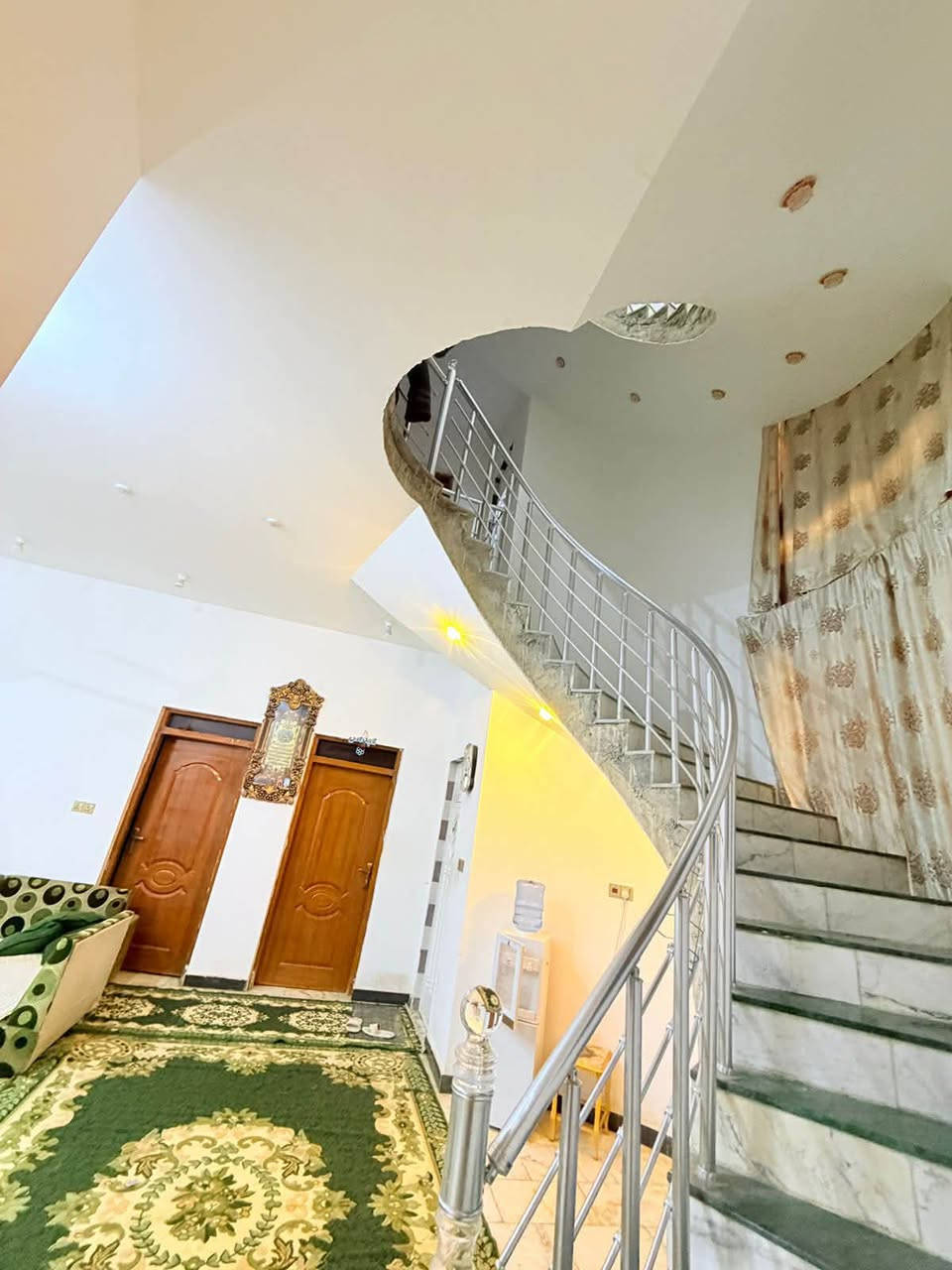 السلام عليكم ورحمة الله وبركات
بيت للبيع 🏠 200 م طابو صرف 

العنوان الموحيه مقابل باب الجامعه الخلفي 

ع شارع الرئيسي الجديد موقع مميز جدآ 

البناء _ 3 طوابق 

بناء حديث 

استفسار اكثر 

 

***********

