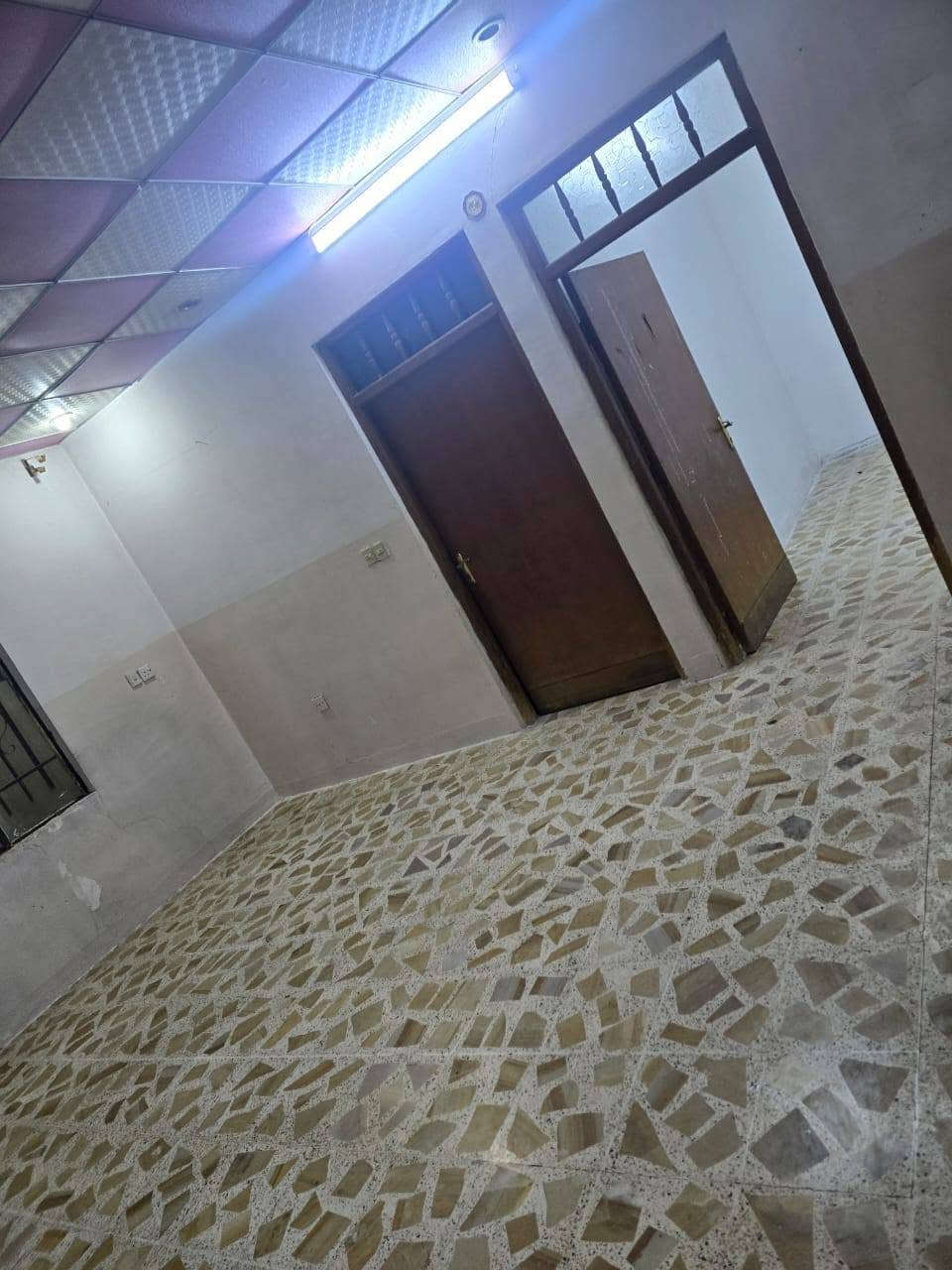 دار الايجار بيت طابق ارضي حي سومر مقابل السوق المساحه 100 متر مربى السعر الايجار 250
غرفه وهول استقبال مشتملات مربى مطبخ 
***********
***********
