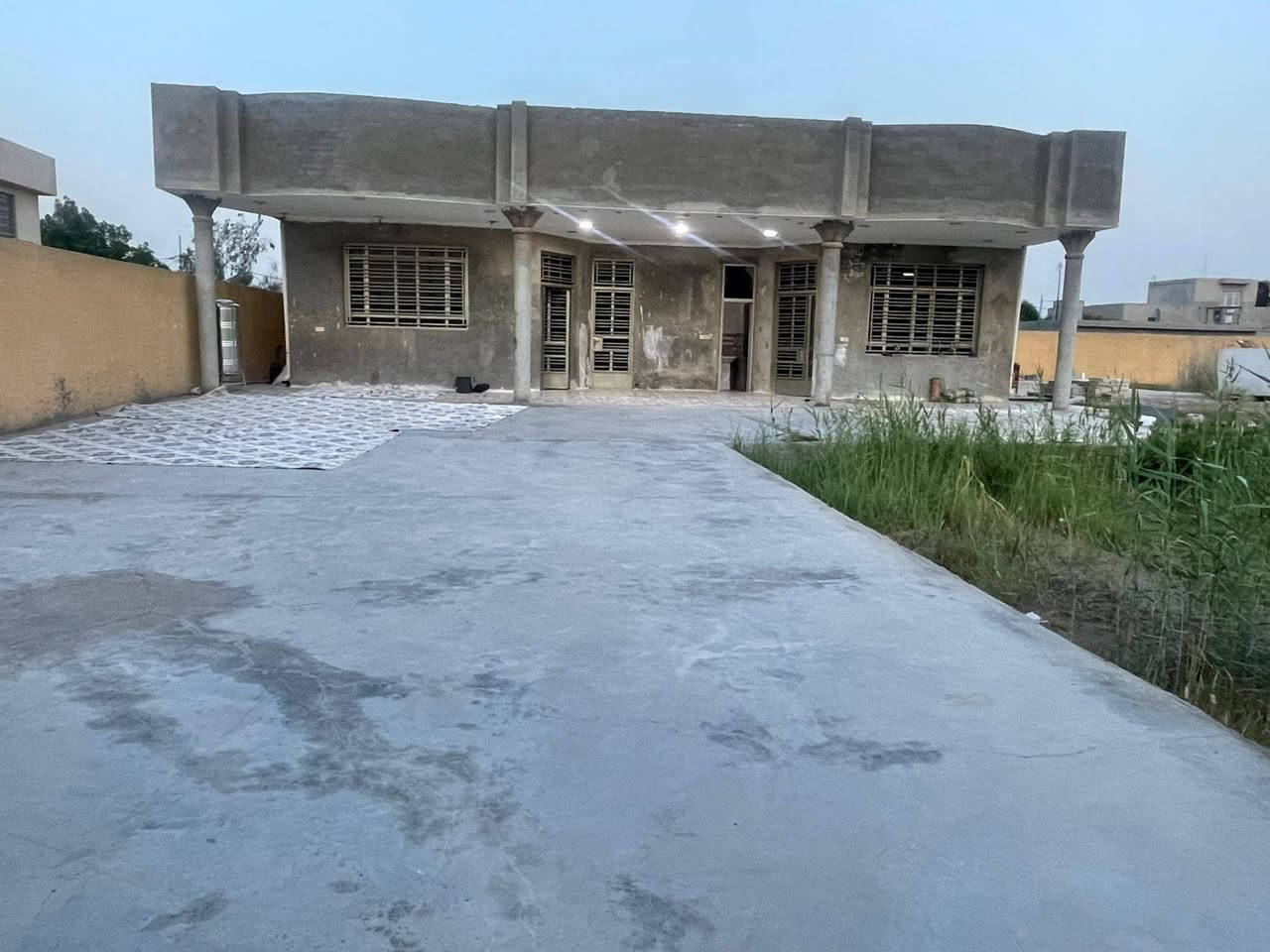 السلام عليكم دونم 2500 متر للبيع
300 متر بناء و 200 متر مدكوك رفت 
موقع نهايت الاصلاح قرب كميره بشارع نفط الوسيط 
للستفسار الاتصال على رقم ***********
