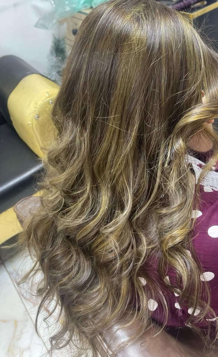 عروضنا مستمرة ويا كيكاتي 👑 
جمال الصبغ وتخصيل بدون مايتعب شعر شوفو جمال لمعة 💋

صبغ وتخصيل 30 كل اطوال شعر عدا طويل 
سحب وصبغ 30 
صبغ فقط 15 
معالج كل اطوال شعر 10 
تسريح الأسعار  تبدا من 30لل150
