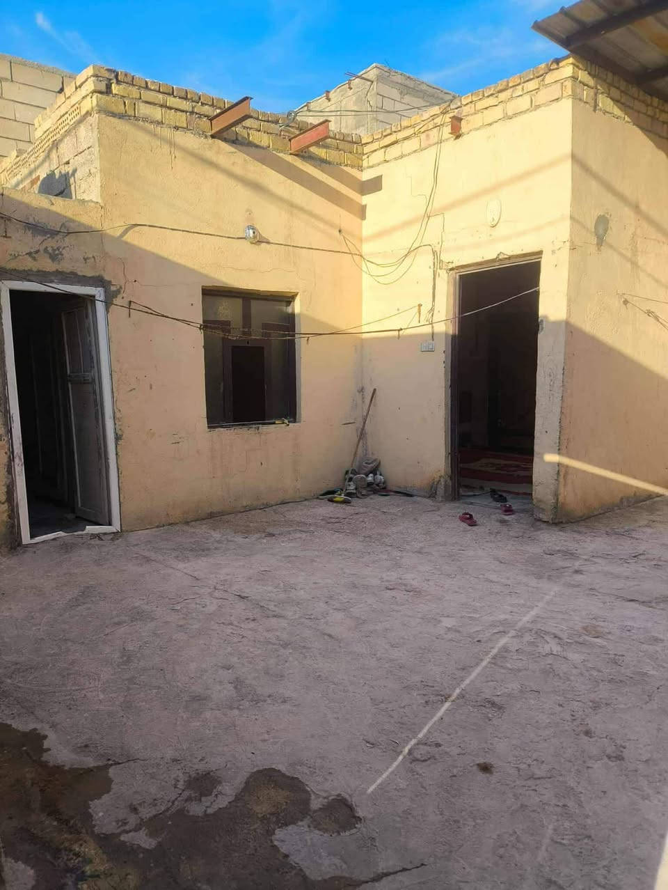 بيت ومشتمل  للبيع مساحه 300متر
يحتوى على 
1 مطبخ 
3 غرف نوم 
2 صاله 
صحيات 
كراج سياره
بناء بلوك
بناء شويه قديم يحتاج بعض ترتيب 
العنوان شارع مطار القديم بلجري خامس بيت بشارع مولده 
سعر 40 وبي مجال 
تواصل واتساب ***********
