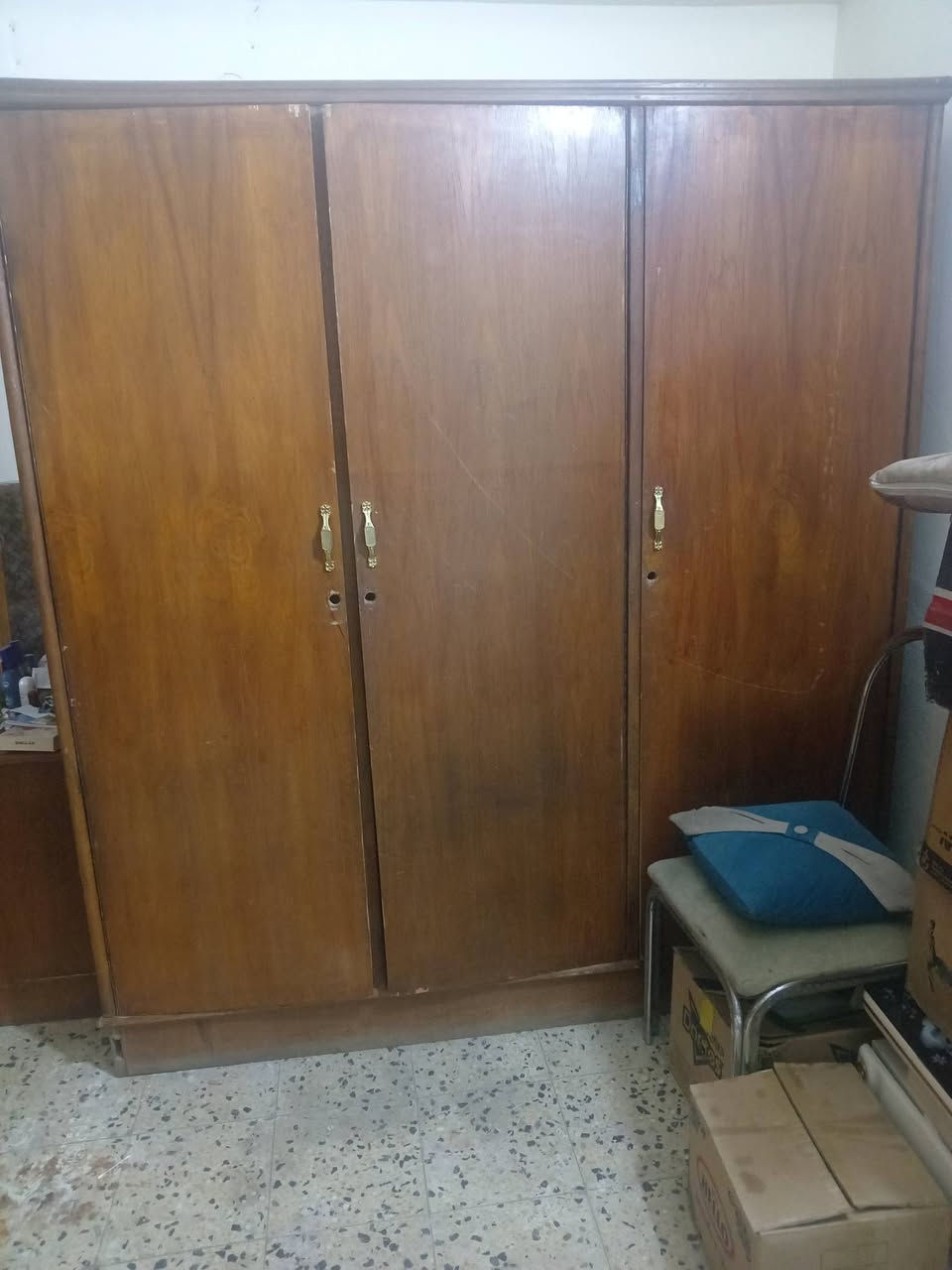 السلام عليكم كنتور صاج نضيف سعره 100 وبي مجال ومبرده جديده سعرها 250 وبيها ومجال والفرفري باله 10 كارتونات 150 مكاني حي العامل رقمي وبي واتساب ***********
