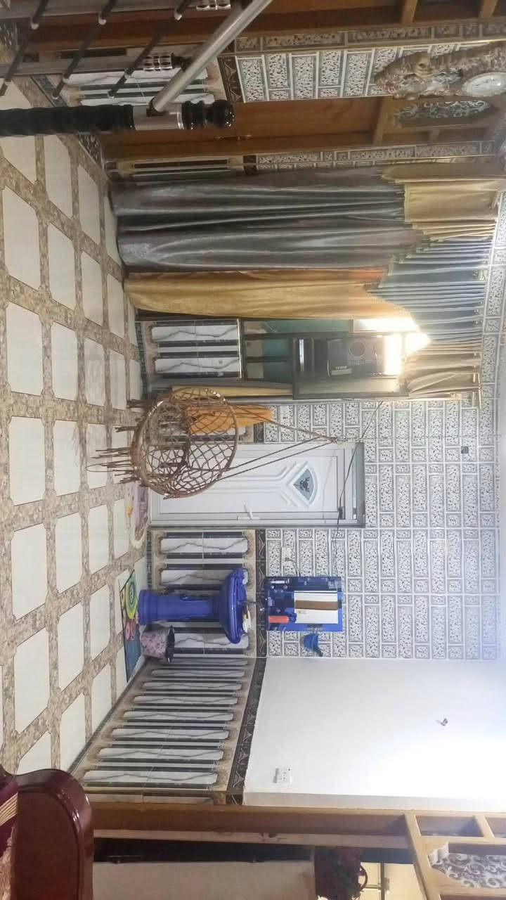 السلام عليكم بيت للبيع مساحه 200متره  بناء جديد 2022 استقبال -غرفتين -هول -صحيات -مطبخ متوفر كافه الخدمات ماء كهرباء مجاري المكان حله نادر الثانيه كراغول   للاستفسار اتصال على رقم ‭***********‬
