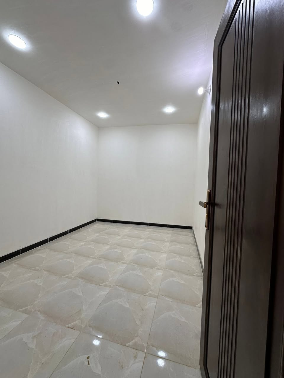 مشتمل للبيع مساحة ٧٠م
موقعه 📍 الشعب ضباط الكويتي موقع ممتاز (مقابيل التشجير)
يحتوي على #استقبال #مطبخ #٣غرف #خدمات
للأستفسار آكثر الأتصال على الأرقآم 
***********
***********
الأخوين للوساطة العقارية
