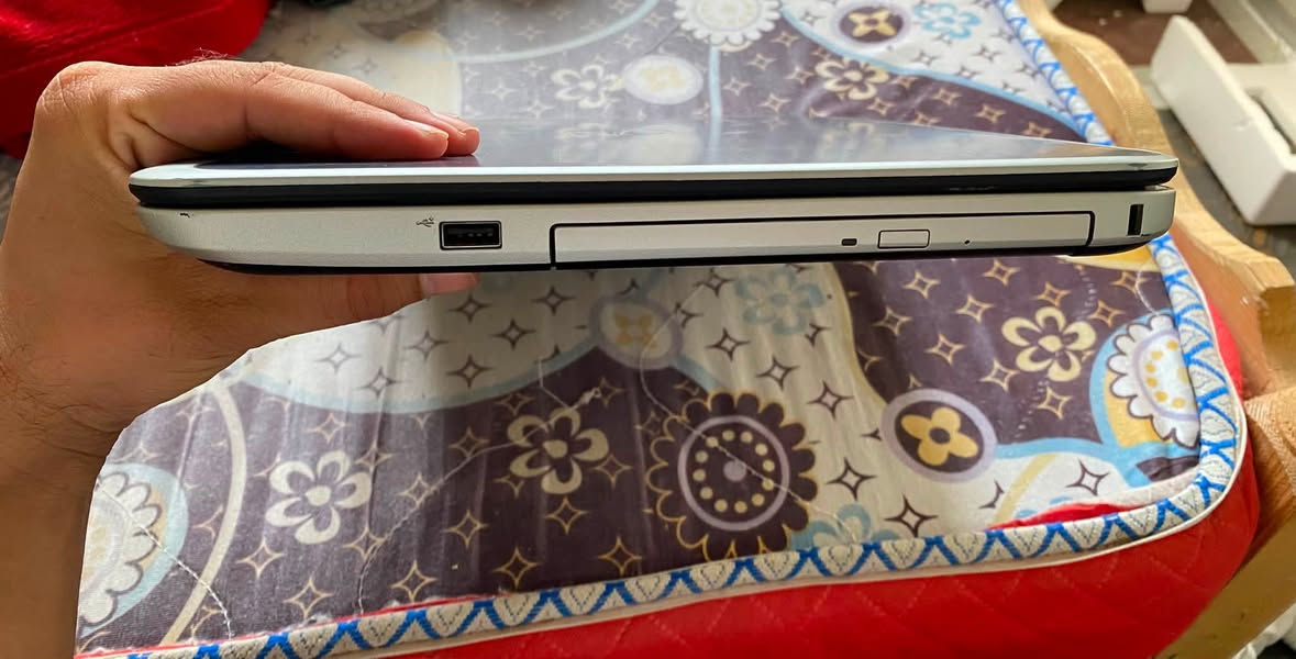 السلام عليكم 
لابتوب مستخدم dell 
Core i7 
الجيل الثالث 
Ram 8 
والله ما اعرف بعد شنو كواصفاتها 
بس هي سلم و نظافتها 99% و كلشي شغال 100%

هسة نجي على عيوبها احچيهن ليگدام لأن اذا بعتها ما اگدر ارجعها لأن بس جيبتها من مكاني لبغداد بگد سعرها مو مال ارجع علمودها . اما غير هاي انطيك ضمان

عيوبها لمن تكون الخلفية بيضاء تبين طعون خفيفة بالشاشة 
هاي موجودة بالصور و ما مبينة ولا مأثرة عليها 

بس امانة الله يوتيوب تصفح  العاب متوسطة برامج افلام 
دقة الشاشة فوووول و كلش مريحة للعين و صوتها عالي و صافي 

 وياها شاحنة و ماوس 

سعرها 150 الف و نوصلها الك لداخل بغداد بلاش 

للتواصل على الخاص أو اتصل على الشخص الي جابها الي 
و هو نفسه يوصلها الك 
***********
