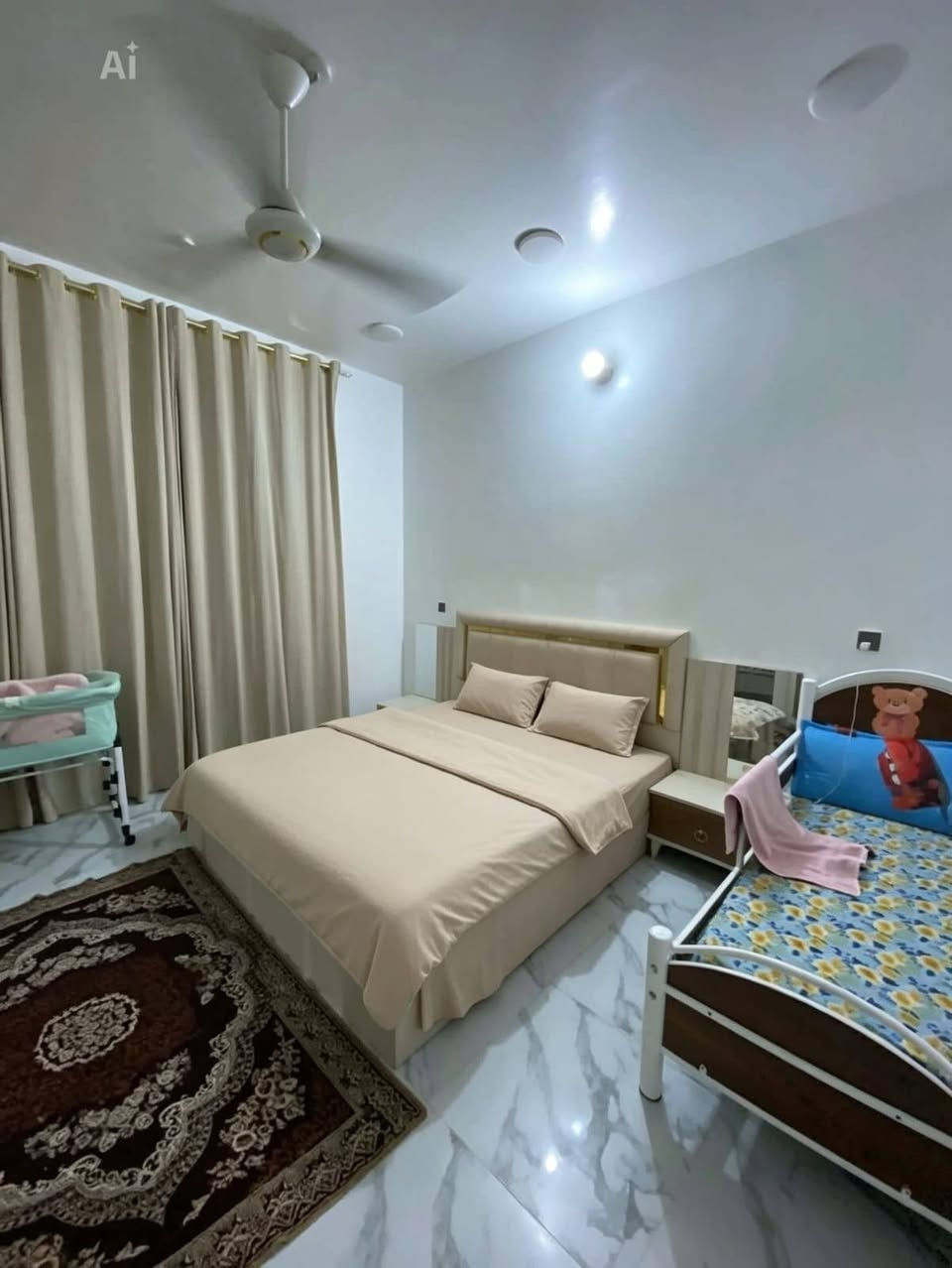 ✨ دار حديث VIP للبيع | ملك صرف زراعي ✨

📍 بيت سعود | مناصفة والسند 25 📄
🗓️ بناء 2025 | طابقين | استلم واسكن فوراً 🔑

📐 مواصفات الأرض:
📏 105م² | واجهة 8.5م 📐 
📏 نزال 12.75م | شارع 6م 🛣️

🏡 تشطيب VIP سوبر ديلوكس:
🛏️ 5 غرف نوم ماستر 
👑 صالة استقبال ملكية + جبسن بورد + إنارة مخفية ✨
🍳 مطبخ أمريكي VIP مجهز بالكامل 
🚿 3 صحيات سيراميك إسباني 
🪜 درج مرمر طبيعي + محجر ستيل وكريستال 💎
❄️ تبريد سبلت + سبوت لايت + سيراميك درجة أولى 

💰 السعر: 230 مليون دينار 
🤝 قابل للتفاوض للجادين فقط 
🚫 معتذرين من الوسطاء

📞 *للمعاينة الفورية:*
🏢 شركة أصل الجوهرة للعقار والمقاولات
👤 بإدارة: أوس وياسر البحراني 
📱 ***********

🔔 تابع الصفحة حتى توصلك العروض أول بأول 🔔

#دار_حديث_VIP #بيت_سعود #ملك_صرف #السند_25 #بناء_2025
