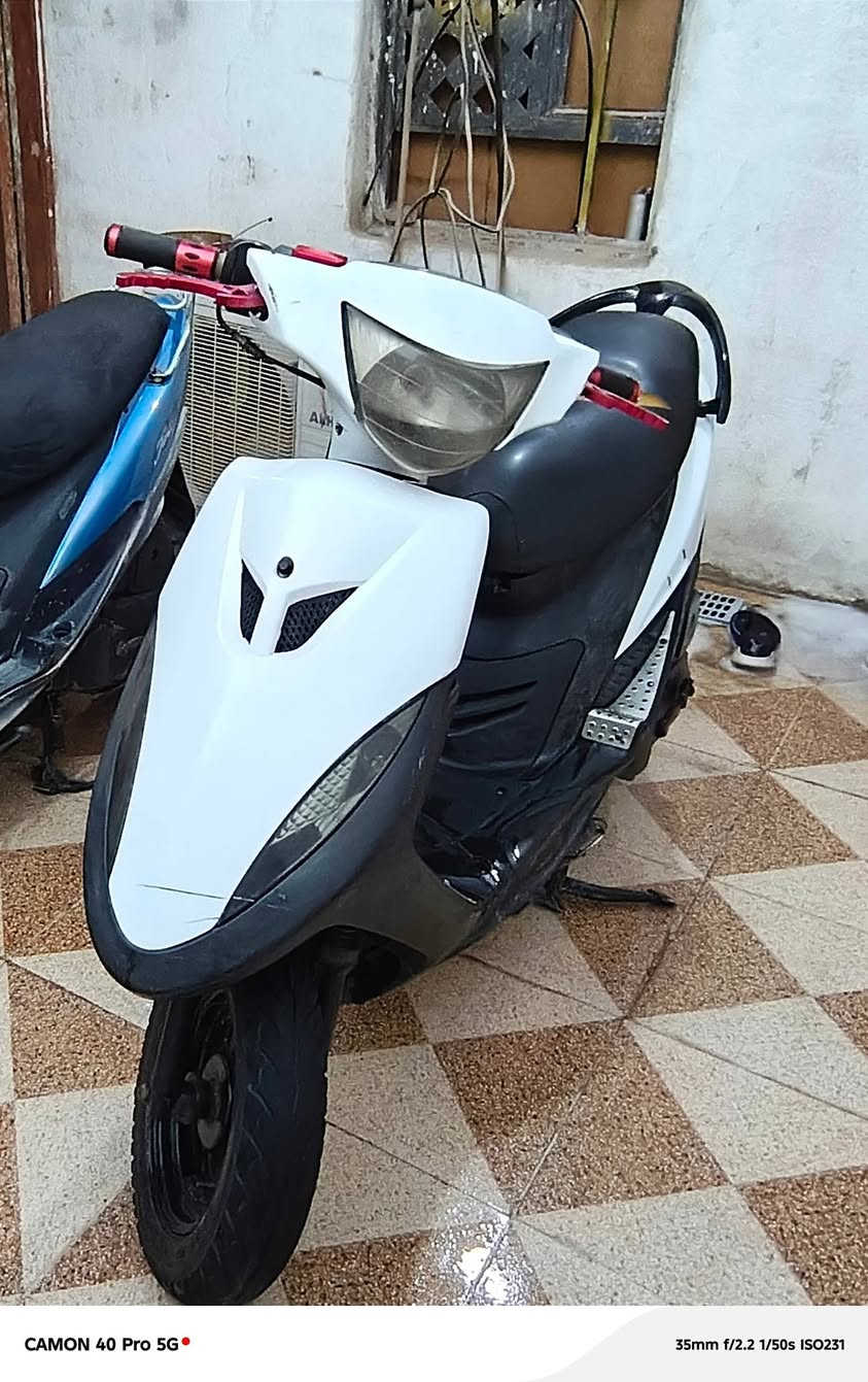 السلام عليكم 
دارجه ماكس عدله
مفتوحه ولفات
بوشه 50
الدراجه بيه شلعه ومعدل
الدراجه مزوده من كل النواحي
شيال
دبل 
ابريكات
قطره مال دهن
مكان الناصريه مركز 
السعر 500 وبيه مجال 
الرقم ***********تواصل واتساب فقط
