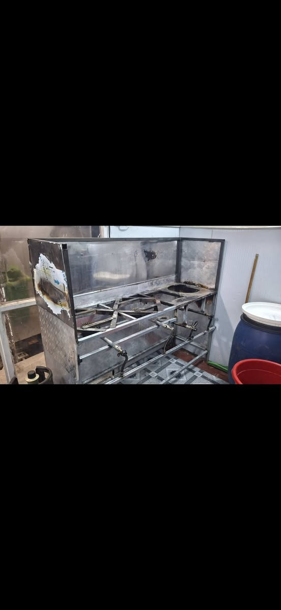 السلام عليكم أغراض مطعم للبيع شويا گص حمايه طعام 4 بلنكات طباخ 4عيون جهاز كريب رقم الهاتف ***********
