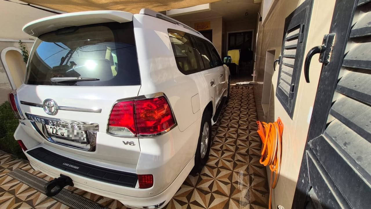 السلام عليكم .
لاندكروز موديل 2014 شركات اللون ابيض GXR
محرك 4000 v6 مكفولة من جميع النواحي .
فتحة سقف ، ثلاجة ، مري شفط ، كشنات امامي كهرباء ، كشنات جلد .
كير ومحرك مكفول .
بيها بارد ع كدر شبر في الجاملغ الامامي الايمن .
السعر 350 $ وبيها مجال بسيط 
مكاني بغداد  *********** .
الشراي يتصل ع الخط او واتساب .
