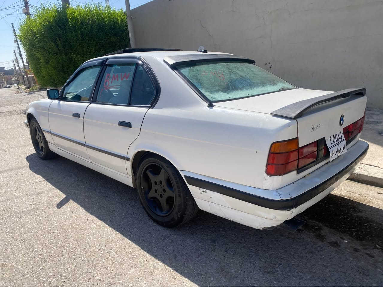 بيئم موديل1992 مة كينه 520 گيرعادي گيرومه كينه به شرته سياره ئه ولياته سنوي عسلي خوي له گه له جوار تاي نوي تازه بوبستراوه كوشن كاره بايه دوو جام كاره بايه ليداني هيج نيه براوي نيه مالي دووسته سياره سياره كه 
سعري 25 معامله گورينه وه ده كم 
رقم *********** فايبر واستاب أربيل, العراق
