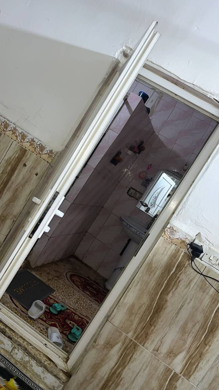 بيت للبيع ملك صرف مساحه ٢٦٠ الرحمه شارع الصحفيه قرب مدرسه الاصمعي بناء طابوك ***********
