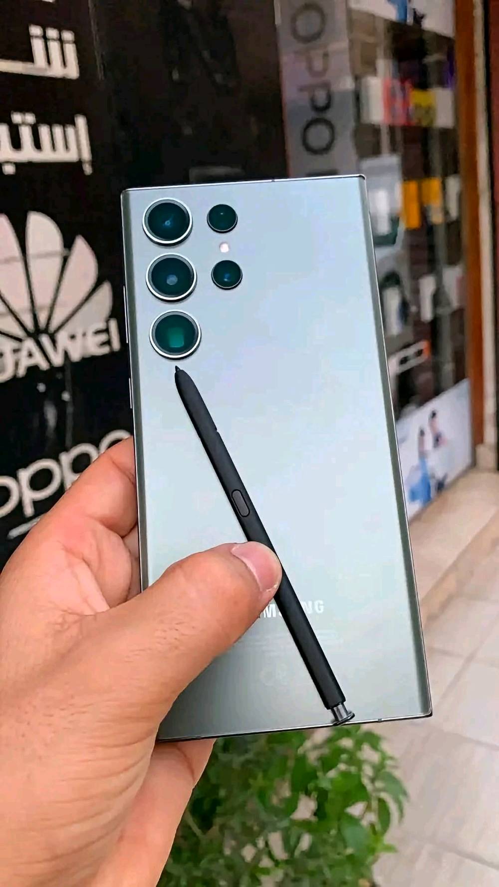 سامسونج s22 التراs22 ultra /5G
 جهاز سامسونج جالاكسي S22 Ultra المتميز بكاميرته الإحترافية والقلم المدمج S Pen بأسعار خاصة وعروض لفترة محدودة. لا تفوّت الفرصة للارتقاء بتجربتك الذكية .
المواصفات والاسعار 
اس 22 الترا - دبل سيمكارت - ذاكره 512 = 650 الف
اس 22 الترا - دبل سيمكارت - ذاكره 256 = 610 الف
اس 22 الترا - دبل سيمكارت - ذاكره 128 = 540 الف
اس 22 الترا - سيمكارت + شريحه الكترونيه - ذاكره 512 = 610الف
اس 22 الترا - سيمكارت + شريحه الكترونيه - ذاكره 128 = 510الف
الامتيازات
الشاشة: Dynamic AMOLED 2X بمقاس 6.8 إنش، دقة QHD+، ومعدل تحديث 120Hz.
المعالج: Snapdragon 8 Gen 
الكاميرا الخلفية: رباعية؛ أساسية 108MP، تقريب 10MP (3x)، تقريب 10MP (10x)، وزاوية واسعة 12MP.
الكاميرا الأمامية: 40MP.
البطارية: 5000mAh تدعم الشحن السريع بقدرة 45W. 
بغداد زيونه ربيعي قرب مجمع البركه 
جمله ومفرد متوفر توصيل 
***********