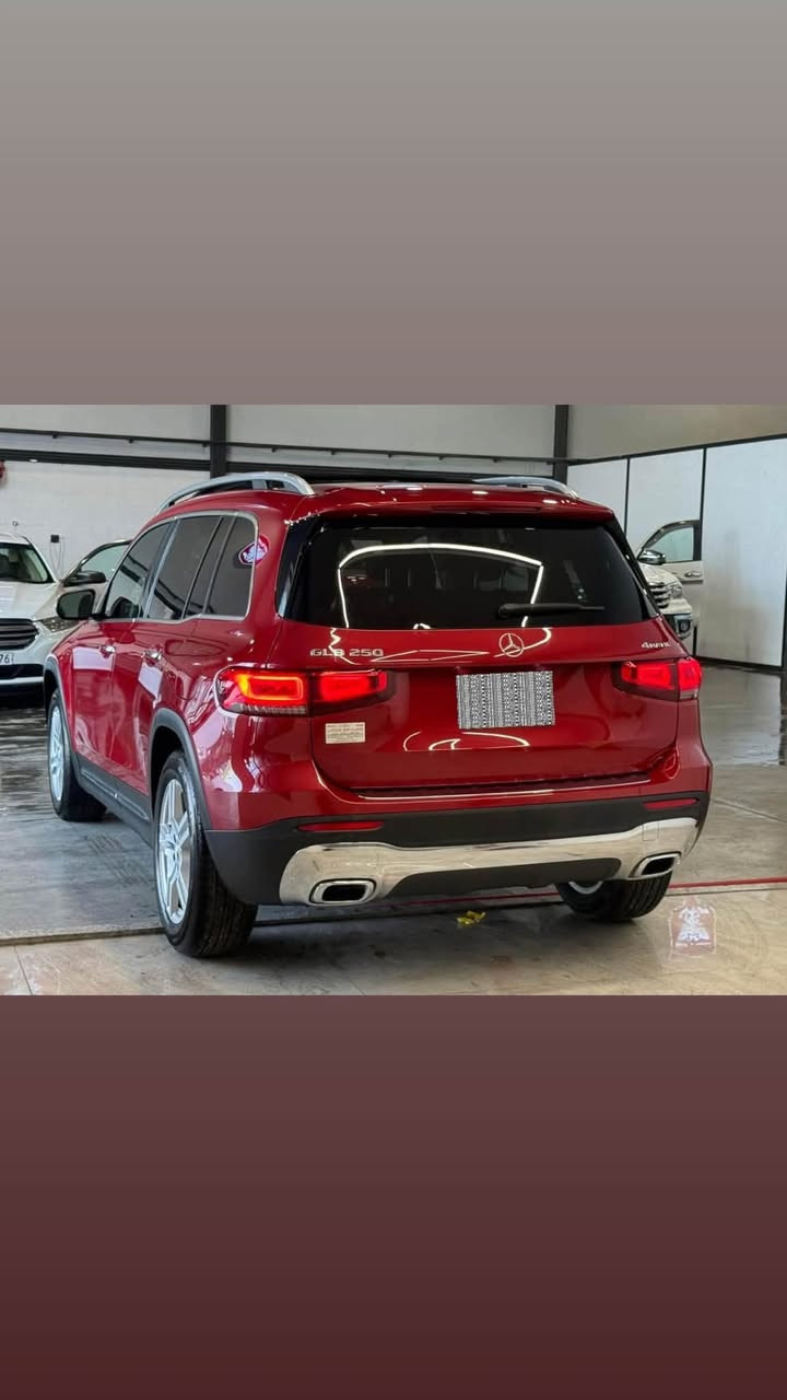 ✨ للبيع: مرسيدس GLB 250 (4MATIC) موديل 2022 ✨
⚜️ دفع رباعي - فخامة - تقنية متكاملة ⚜️

•رقم شمالي سليمانيه شرط التحويل 
• المحرك: 2.0L تيربو
• العداد: [53] كم
• عزل صوتي ممتاز وراحة فائقة أثناء القيادة

🔹 أنظمة القيادة المتاحة (DYNAMIC SELECT - 5 أنظمة):
• 🟢 Eco: وضع اقتصادي موفر للوقود.
• 🔵 Comfort: وضع قيادة مريح وسلس.
• 🔴 Sport: أداء رياضي واستجابة أسرع.
• ⚙️ Individual: ضبط مخصص للمحرك والمقود بحسب رغبتك.
• ⛰️ Off-Road: نظام القيادة للطرق الوعرة والتضاريس (خاص بفئة 4MATIC).

• دخول ذكي (بصمة على الأبواب الأربعة)
•صندوك كهرباء 
• فتحة سقف بانوراما
• رادار أمامي + نظام توقف ذاتي عند الطوارئ
• نظام تحديد المسار + مثبت سرعة (كروز كنترول)
• رادار جانبي (نظام النقاط العمياء على المرايا)
•لايت عدسه ابيض ثلجي (زينون) + كشافات 
• ويل كاب قياس 18 
• تدفئة المقاعد الأمامية (تدفئة كشنات)
• تدفئة القيادة (تدفئة ستيرن)
• شاشة كبيرة متصلة تدعم المساعد الصوتي الذكي MBUX
• شاشة أعطال وعرض كافة تفاصيل ومعلومات السيارة
• ثيمات وتصاميم للشاشة تتغير بحسب نظام القيادة المختار
• ماوس (Touchpad) للتحكم بالشاشة
• عجلة قيادة متعددة الاستخدامات (فول تحكم ستيرن)
• كاميرا خلفية دوارة
• مرايا جانبية كهربائية (مري شفط)
• سايد بريك إلكتروني (دكمه)
• إطارات رن فلات (Run-Flat) جديدة مضادة للبنجر
• بطارية جديدة نوع AGM

📍 الموقع: بغداد زيونه 
📞/ الاستفسار: [*********** / ***********]
