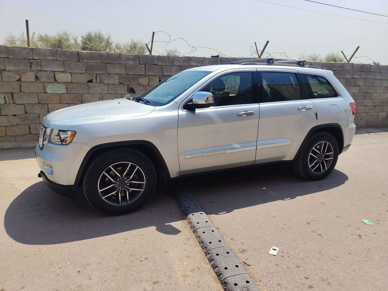 جيب موديل ٢٠٠١١ سيارة رقم بغداد انكليزي هزة جديدة  جاهزة الف دينار متصرف عليهة كير مكينة تخم تاير حدادية كلة جديد داخل جديد كهرباء كلة مملعوب بي مروحة عاصفة برمجة عبوة بيت بم اصلية نوزلات بلكات سيارة عليهة ادامة بيهة قطعتين صبغ مكان السيارة زعفرانية السعر ١٢٨ تلفون ***********
