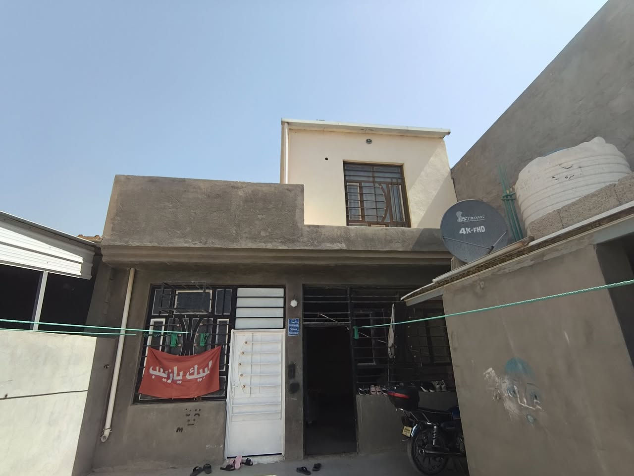 بيت للبيع المساحة 150متر النزال 20يحتوي على ثلاث غرف نوم وصالة وهول وحمام داخلي وخارجي ومطبخ فقط الاستقبال ما كاملة السعر خاص ***********
