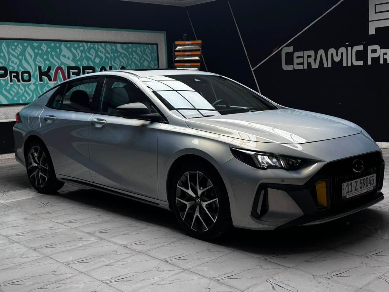 للبيع GAC إمباو 2024 فول مواصفات رقم بغداد باسمي 

بيه بس ضربه بلجنطه وخفيفه مرجعه بارد 
لون سمائي مميز السياره متصرف عليه 
    اكزوز رياضي فول 
ماشيه 25 الف فقط 
 لِد متغيّر (إضاءة داخلية Ambient Light)
 أنظمة قيادة متعددة (Eco / Comfort / Sport / Sport+)
 رادار أمامي وأنظمة مساعدة السائق
 مثبت سرعة ذكي (ACC)
 المحافظة على المسار (Lane Keep Assist)
 تحذير مغادرة المسار
* بريك طوارئ أوتوماتيكية
* كاميرات وحساسات أمامية وخلفية
* شاشة كبيرة مع Apple CarPlay وAndroid Auto
* تشغيل بصمة وستارت
* فتحة سقف
* مقاعد جلد
* إنارة LED أمامية وخلفي
* السعر 160 وبيه مجال 
السياره بكربلاء _سيف سعد
*********** كربلاء, العراق
