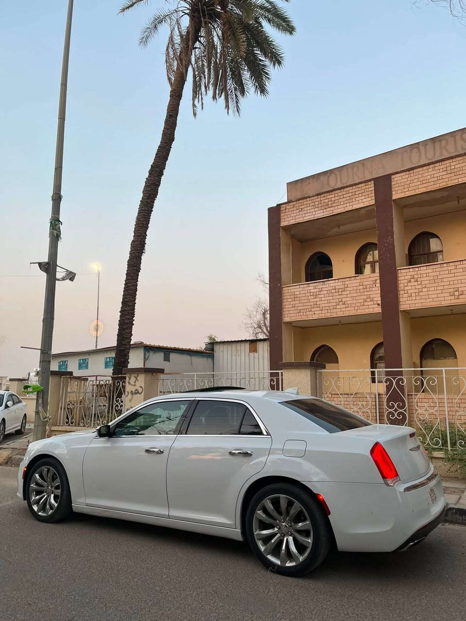 كرايسلر C300 موديل 2018
فول مواصفات limted دخول  جديد clean title العداد :12900mi
الف المحرك : V6 . 3.6L
المواصفات
بانوراما .
نقطة عمياء .
رادار امامي وبرده خلفيه 
سستم صوت مع سماعات بريميوم .

حساسات امامى و خلفى .
مقاعد أمامية تبريد وتدفئة .
تشغيل عن بعد .
ستيرن كهربائي .
كشنات هيتر .

اعلى فئة في كرايسلر حادث جاملغ امامي تبديل فقط ونص جاملغ خلفي كلير من امريكا بدون ايرباك .    رقم بغداد تحويل مباشر بأسم  مشتري  سونار الفحص منشور الاستفسار : ***********
