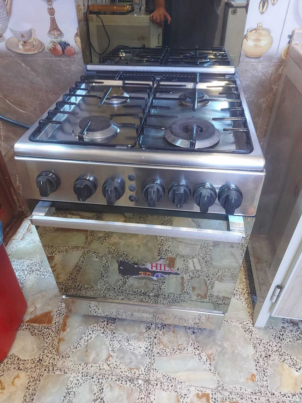 السلام عليكم طباخ اربع مشاعل نضيف كلش الفرن والكهربائيات شغاله السعر 125 الف وبيه مجال للشراي مكاني بغداد البياع رقمي ***********
