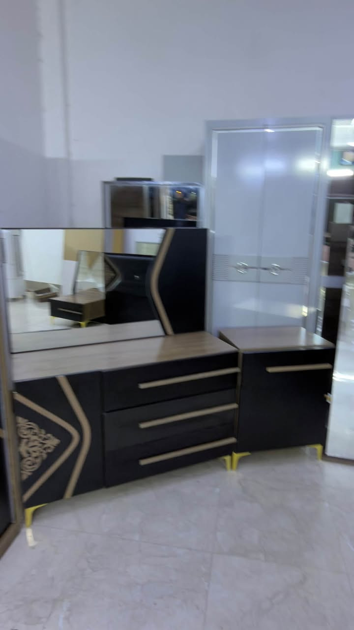 غرفه نوم ماركه لون اسود مطخم جوزي نظافه اخو جديد السعر مع الشد والنقل 550 الف  *********** // ***********
