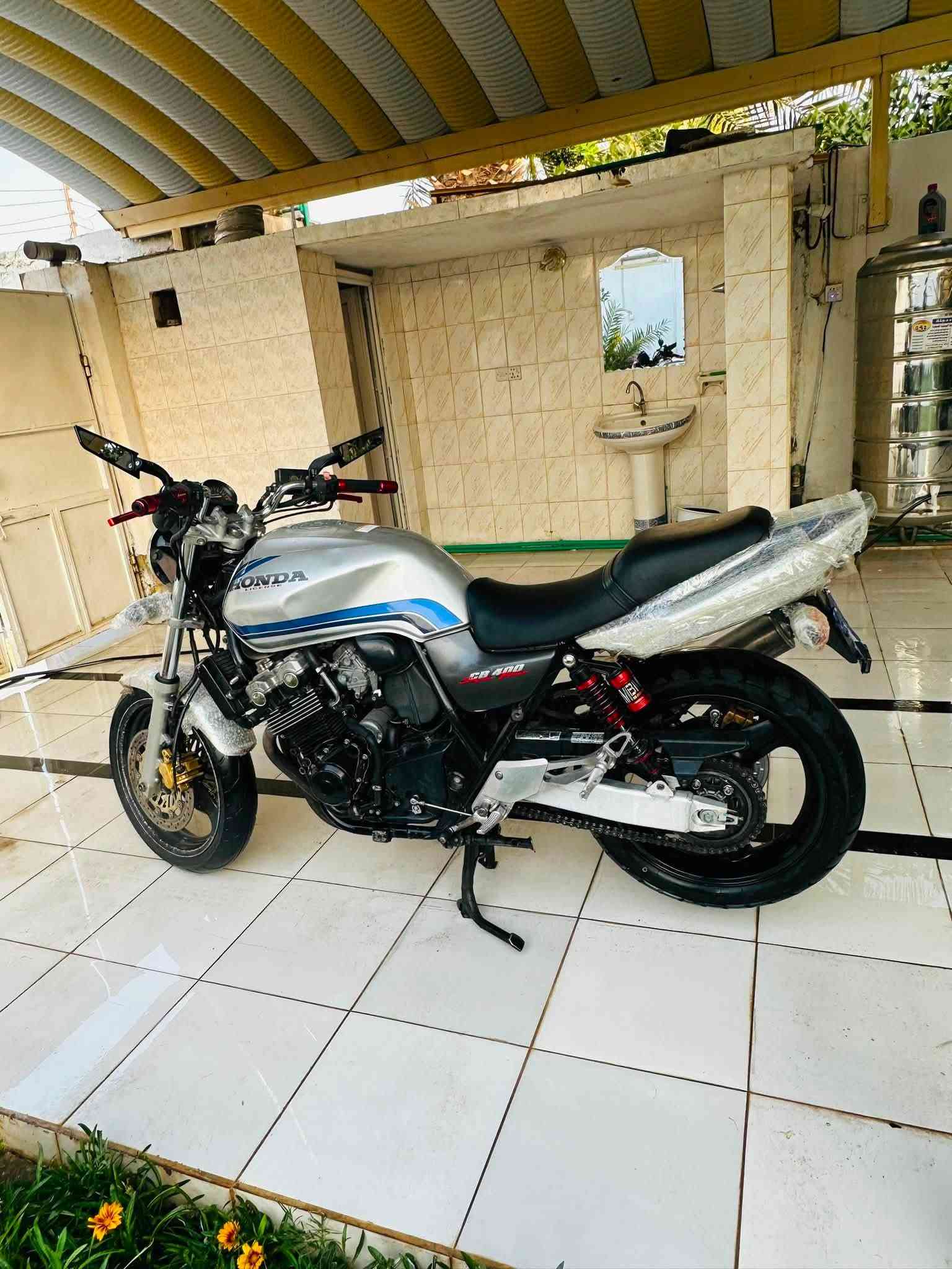 لسلام عليكم 
شباب اليوم جبتلكم cb400 موديل 2004
جيل ثاني هايبر 
حاويه شرط قبل شهرين نازله من لمعرض 
لمزاد مالته موجود 
ماشيه 11 الف حقيقي 
دراجه مزود عليهه من
كلجات رياضي + يدات رياضي + دبلات bm + صالنصه رياضي+ وصالنه كاتم مالت شركه 
دراجه من لمعرض عل بيت شرط كفاله عامه وراح نزل الكم صوره 
رجاءا لحد يكسر بحلال العالم واذا ما تعرف شنو الحاويه وشنو اسعارهن لا تحجي من يمك وتنطي سعر 
مكلف بل نشر رقم صاحب دراجه 
***********

سعر 20 وبي مجال
