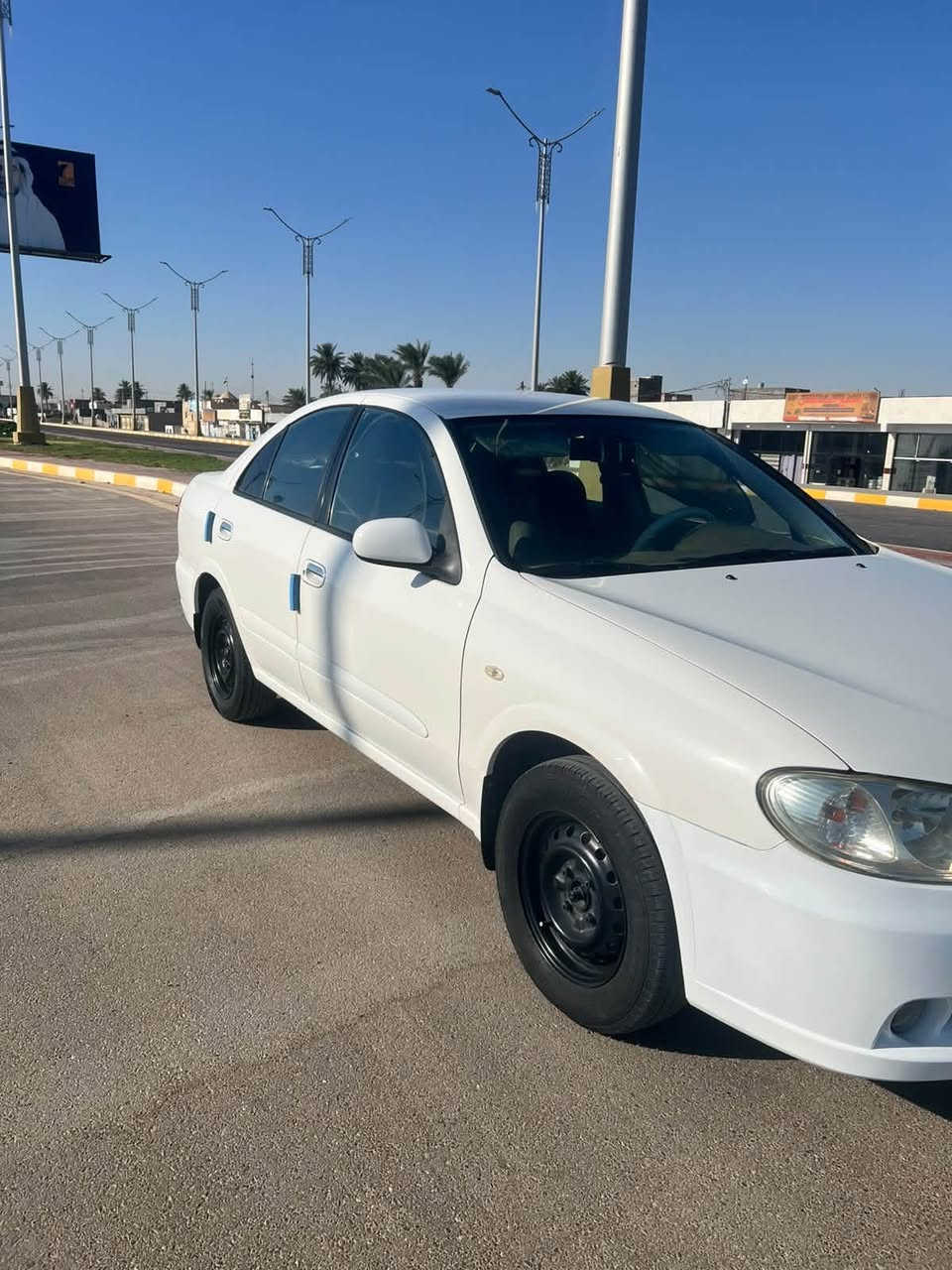 📢 إعلان بيع سيارة نيسان صني
🚗 المواصفات:
 * النوع: نيسان صني (Nissan Sunny)
 * الكير: أوتوماتيك
 * المحرك: محرك أسود (Twin Cam 16 Valve) بلاد، ناعم وبحالة ممتازة جداً
 * اللون: أبيض
 * الرقم: أربيل / إقليم كوردستان (21C18120 IRAQ KR)
 * الوضع العام: السيارة جاهزة ومكملة من كير ومحرك وكهربائيات وتبريد، حدادية ونظافة بشرط الفحص.
💰 السعر: دفتر و15 ورقة ($11,500) وبيه مجال للشراي الجاد.
📍 العنوان: الأنبار - الرمادي - الجزيرة / البوفراج (قرب فلكة الدلة).
📞 للتواصل +964 781 025 2086
