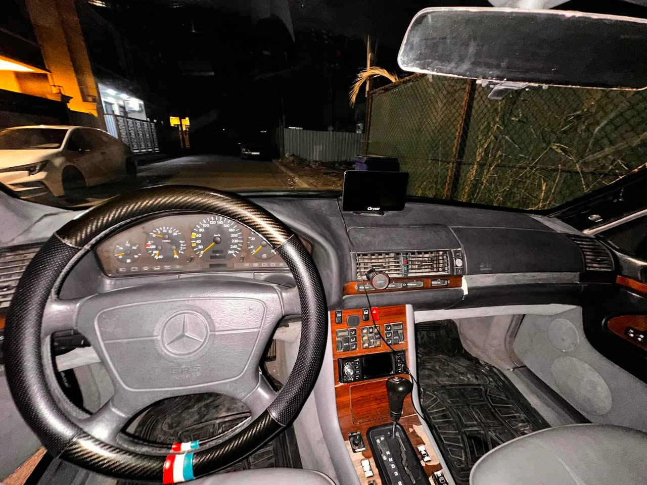للبيع مارسدس شبيح s320
موديل 1994بأسم 
محرك3200خراطيم
الصدر شوي بيه صوت خفيف 
تخم تاير جديد 
كير هم جديد 
تبريد مايشتغل 
محرك زين مابيه لاتبخير ولاتنقيص
السيارة شغالة وجاهزة ترايك للبصرة 
السعر 58
مكاني بغداد حي الجهاد
***********
***********
