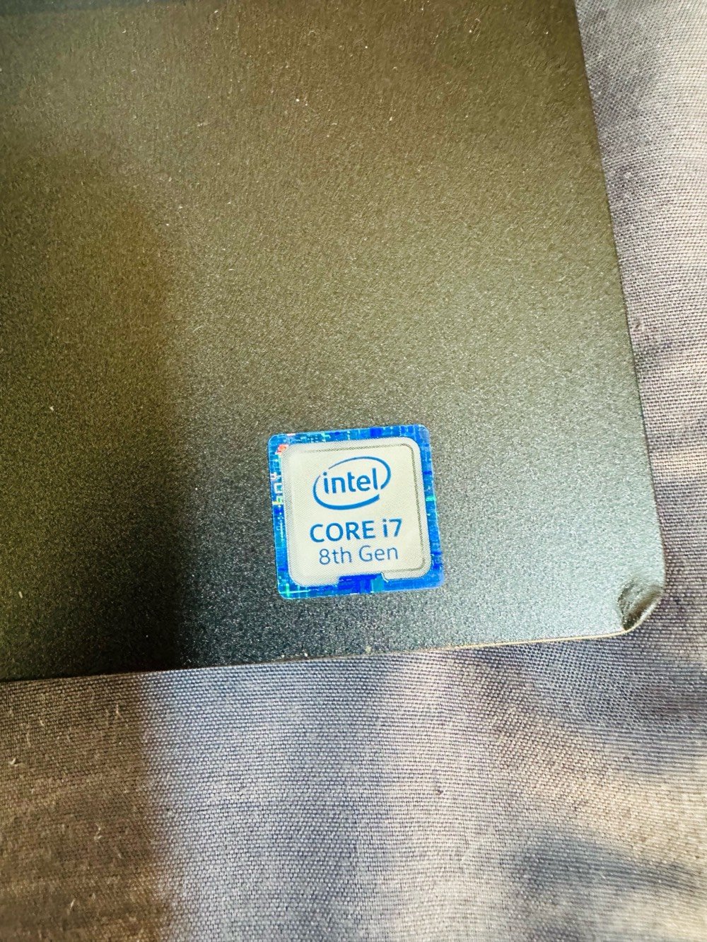 Dell Latitude 5400
سنة التصنيع: 2020 (مكتوبة على الملصق). 

لكن موديل Latitude 5400 ينزل بعدة نسخ، لذلك لا أقدر أحدد المعالج والرام والهارد من الصورة وحدها. المواصفات الأساسية التي يدعمها هذا الموديل هي:

* الشاشة: 14 بوصة (HD أو Full HD حسب النسخة)
* المعالج: Intel Core i3 / i5 / i7 الجيل الثامن (U-Series)
* كرت الشاشة: Intel UHD 620، وبعض النسخ تأتي مع AMD Radeon 540X
* الرام: DDR4 حتى 32GB (منفذين)
* التخزين: SSD M.2 NVMe أو SATA SSD، وبعض النسخ تدعم HDD
* المنافذ: USB 3.1، USB-C (بعض النسخ مع Thunderbolt 3)، HDMI، LAN، قارئ microSD، منفذ سماعة 3.5mm

مصار هواي من اخذته وما استخدمته قليل لان انشغلت 

اخذته ب650 الف

السعر الحالي 
550 الف 
الاستفسار  ***********
