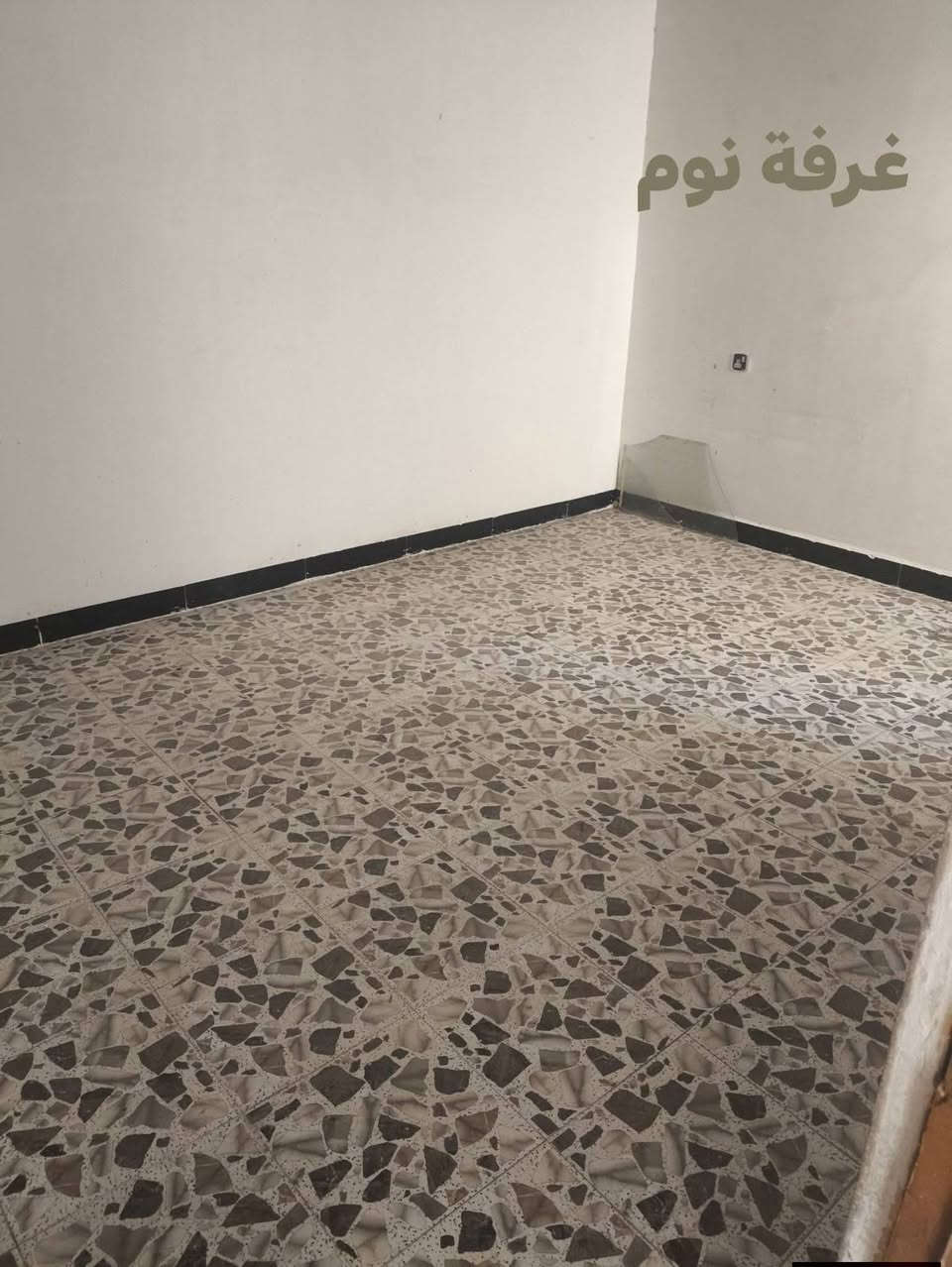 كامل الاوراق
سعر 40مليون وبي مجال 
بلوك وطابق بناء جديد
ومقيم كامل
مساحه 100م
حي العسكري شارع السبيس 
رقم الهاتف 
***********
بي واساب
