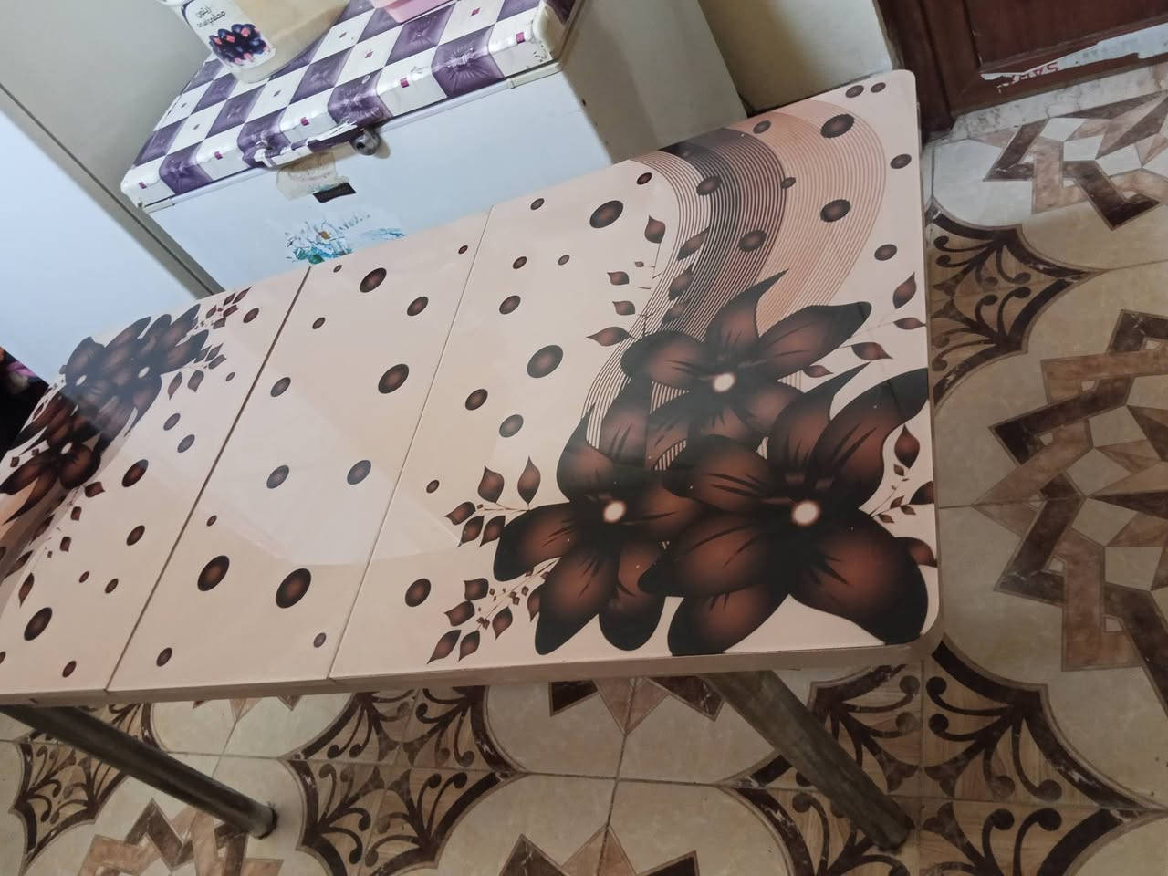 ميز طعام زجاج اي عيب ما بي  حجم كبير السعر 60وبي مجال الاستفسار ع رقم ***********5 بالقادسية
