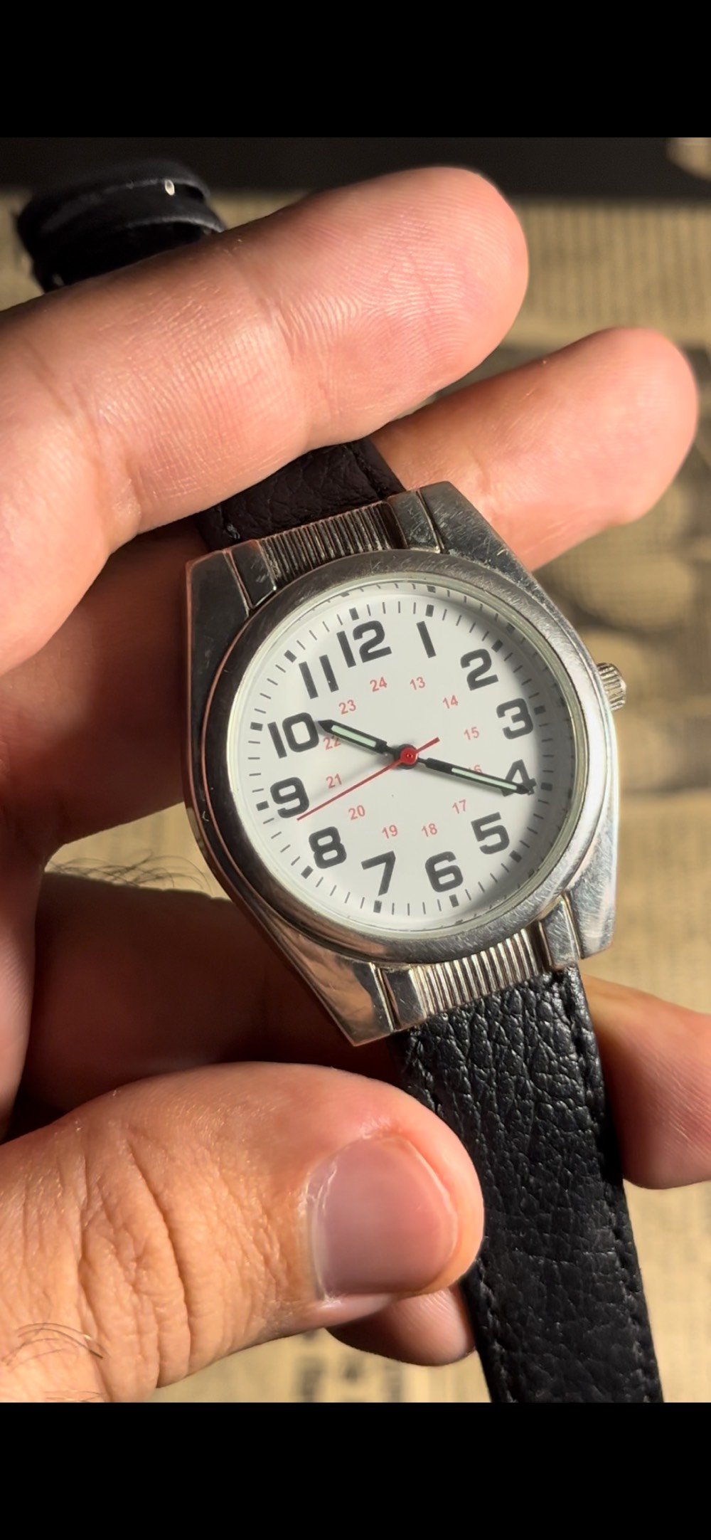 ساعة كلاسيكية بروح عسكرية ⌚️

إذا تحب الساعات اللي تجمع بين البساطة، الهيبة والطابع الكلاسيكي… هاي الساعة اختيار مميز 👌🏻

🔹 تصميم واضح وسهل القراءة
🔹 أرقام عربية كبيرة وواضحة
🔹 تدريج داخلي بنظام 24 ساعة
🔹 هيكل معدني بتصميم كلاسيكي
🔹 سوار جلد أسود بملمس أنيق
🔹 عقارب وتفاصيل تعطيها طابع عسكري مميز
🔹 مناسبة للّبس اليومي ولإطلالات الكاجوال والكلاسيك

السعر ٢٠،٠٠٠ الف(عشرين الف)
تواصل ***********
