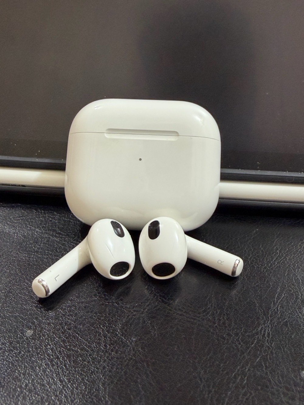 سماعات ابل ايربود AirPods (3rd Generation) اصدار ٢٠٢١ ،مستخدمة و متوافقة مع اجهزة 

سلسلة iPhone 14 (العادي، Plus، Pro، Pro Max)
سلسلة iPhone 13 (العادي، mini، Pro، Pro Max)
سلسلة iPhone 12 (العادي، mini، Pro، Pro Max)
سلسلة iPhone 11 (العادي، Pro، Pro Max)
سلسلة iPhone X (تشمل: X, XS, XS Max, XR)