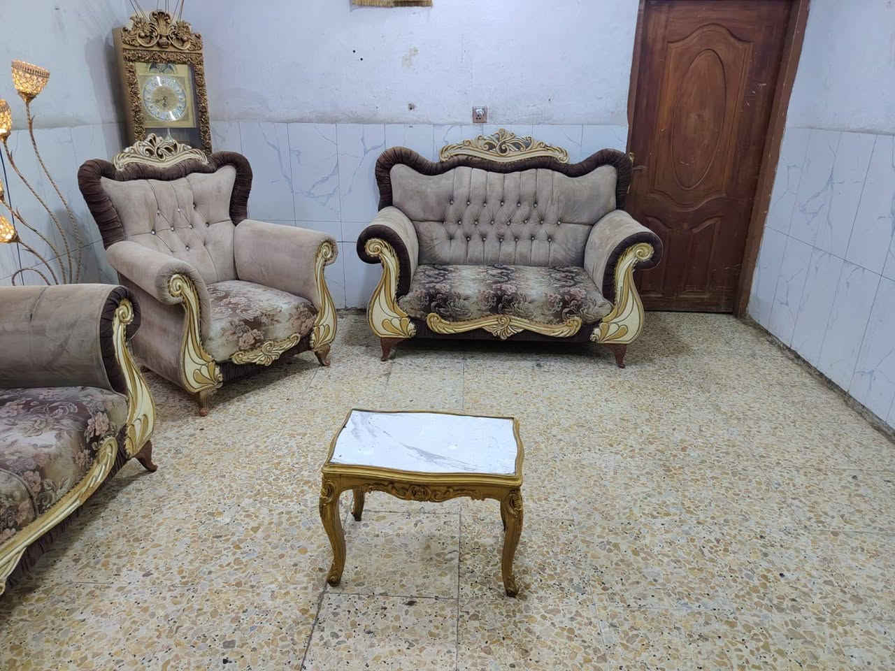 تخم 6 مقاعد نظيف
بدون اي ضرر سعره 165 وبي مجال مكان البياع 
اكو توصيل ب واتساب 
***********
