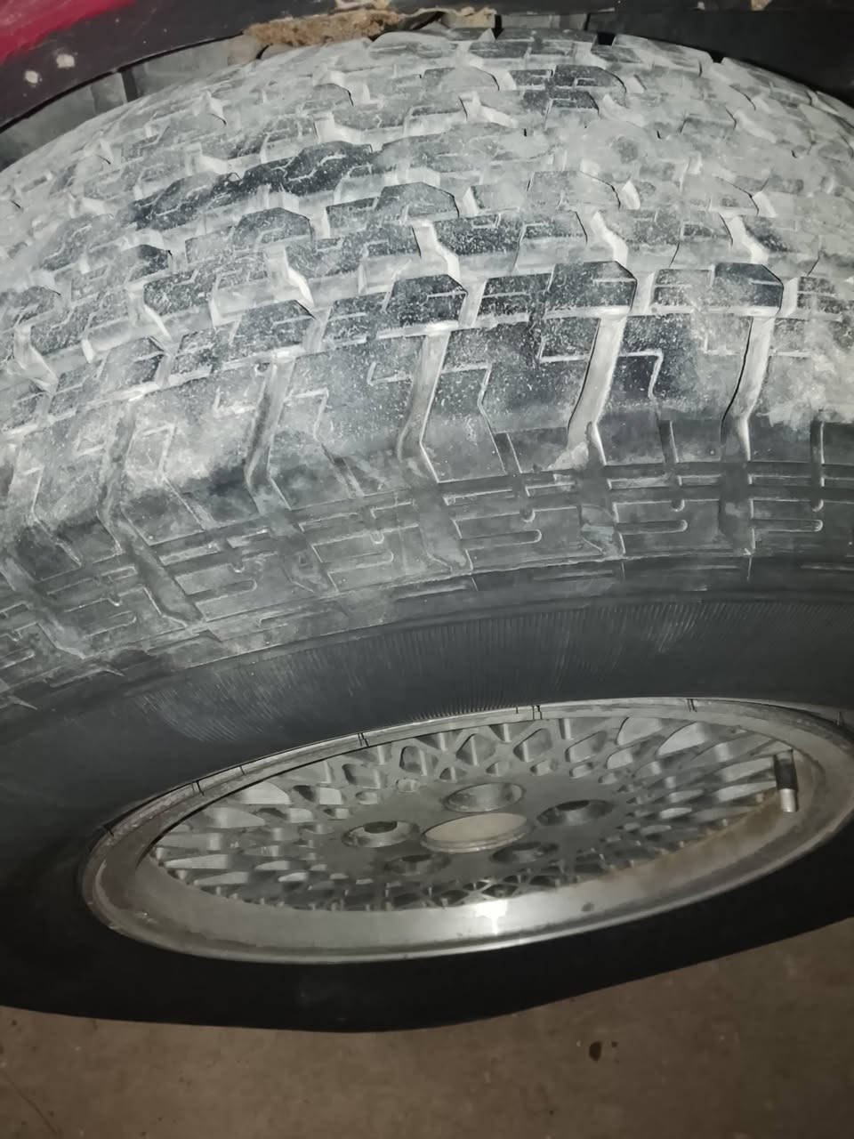تخم ويل حجم ١٥ نضيف جدا لا بلنص ولا عواج وتخم تاير  زوج جدد وزوج نص عمر  سعرهن  ٣٥٠ مكانهن بالكوت. 
***********
