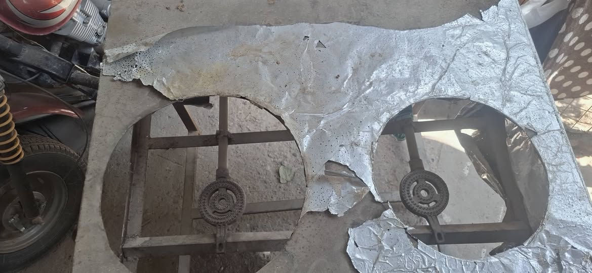سلام عليكم ميز حديد ثقيل لطول ٢مترتين ولعرض١١٠ متر وعشره  وثاني ميز طول ١٤٠ @متر وربعين ولعرض ١متر اي ستفسار انتصل ع رقم ***********
